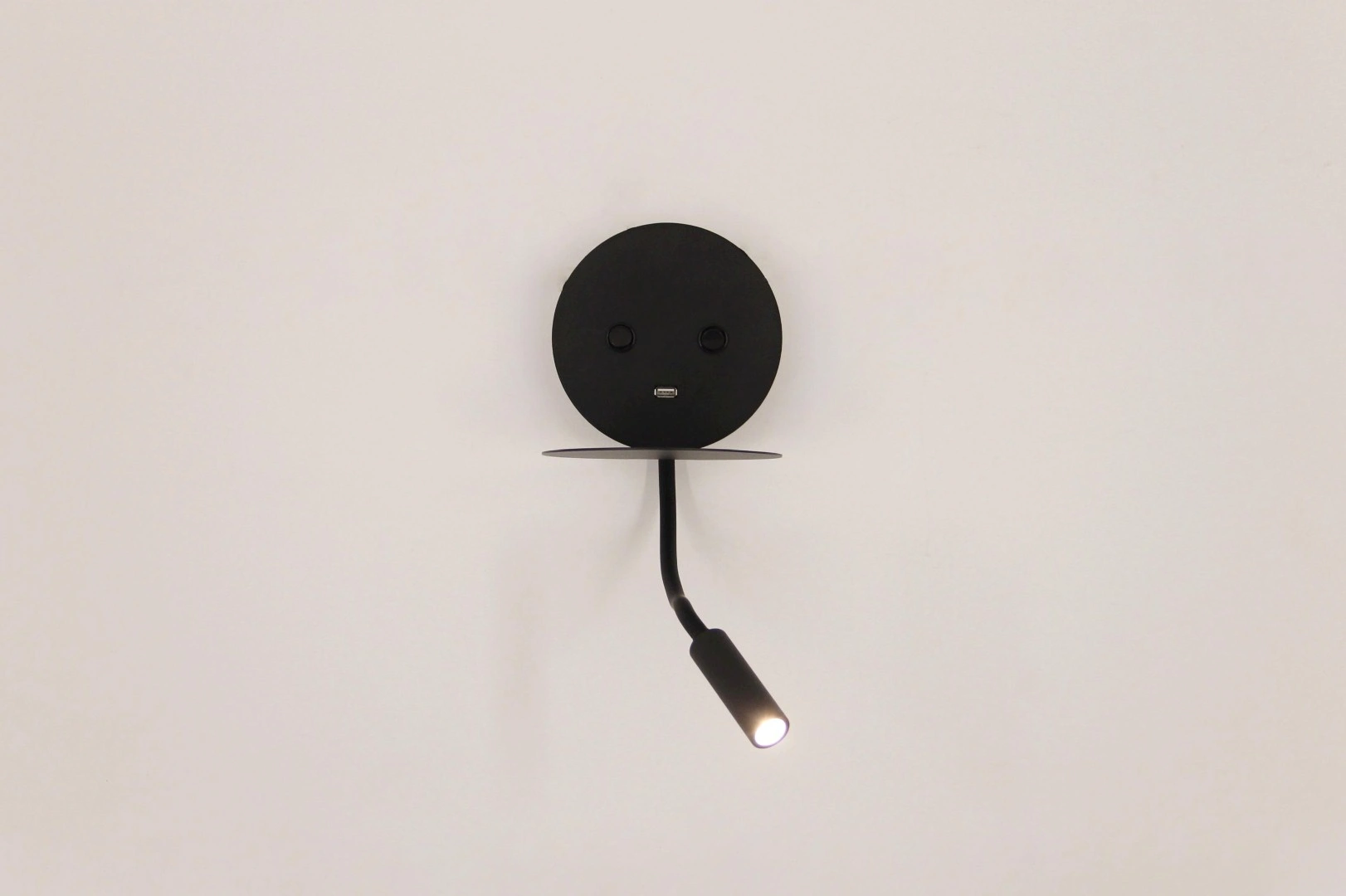 Zwarte Wandlamp Indirect Licht en Leeslamp met USB-oplader 42380
