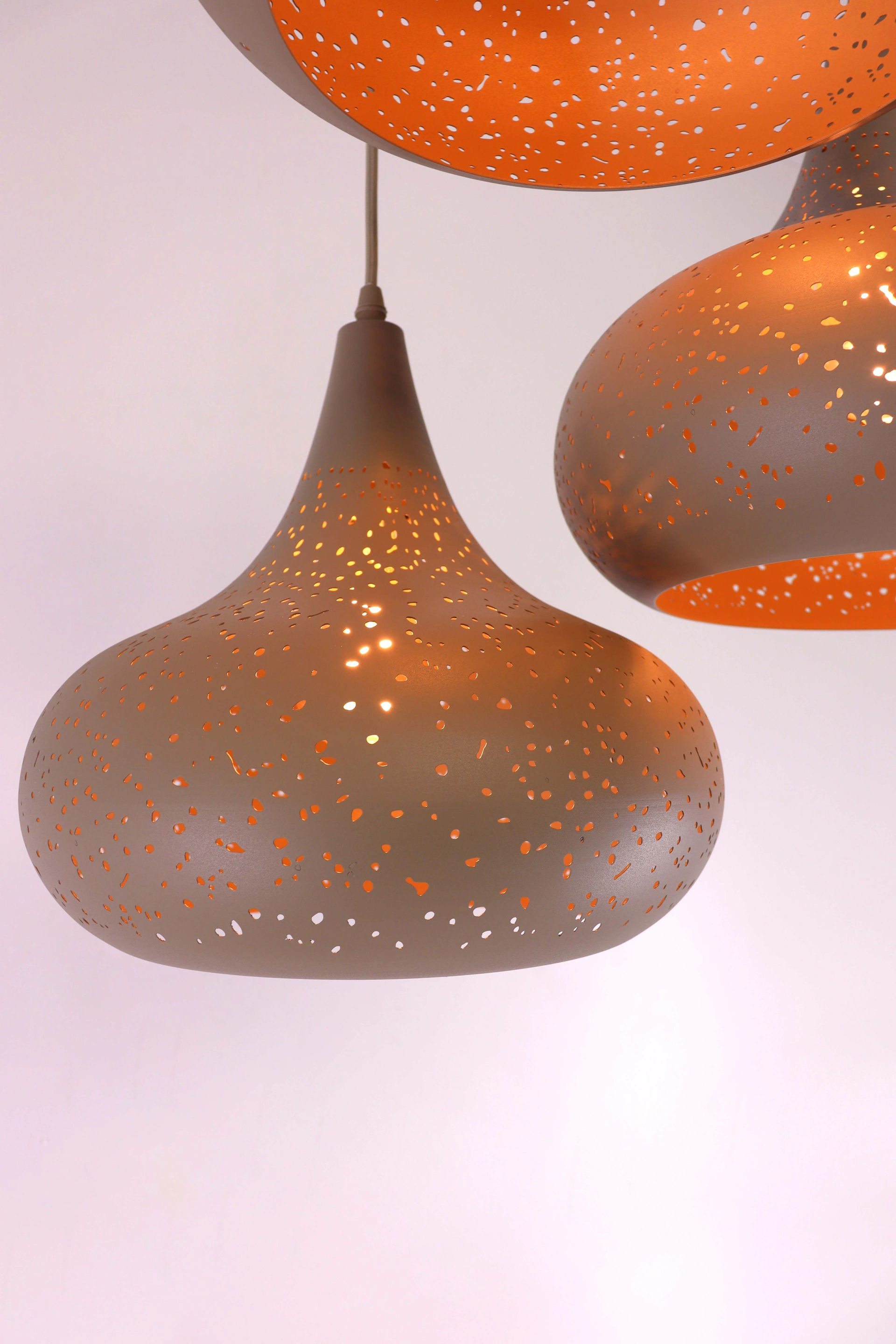 Zandkleurige Japandi Hanglamp 3-lichts, Geperforeerde Kappen, Diameter 30 cm 61282