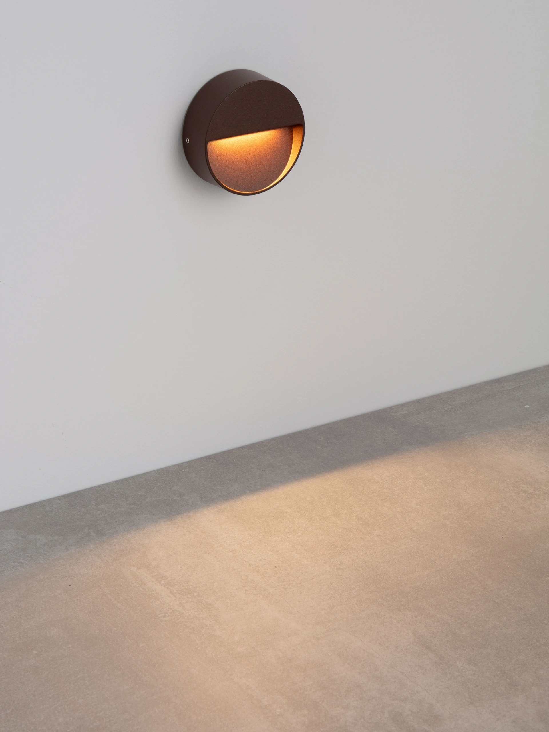 Arden LED buitenwandlamp rond - Roestbruin – Ø10 cm – Instelbare lichtkleur SW10554