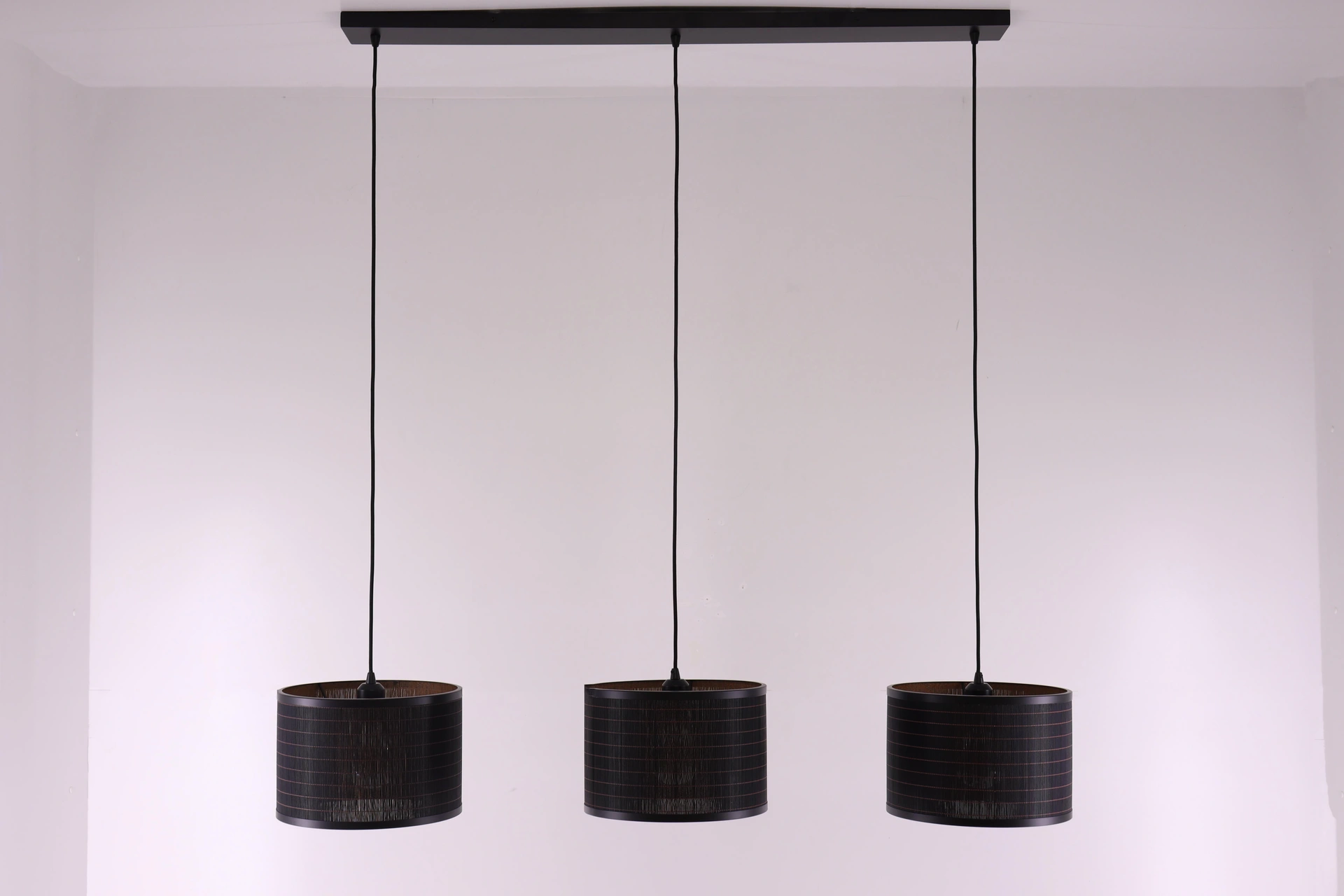 Hanglamp 3 lichts - Zwarte bamboe kappen - Breedte 130cm 46143