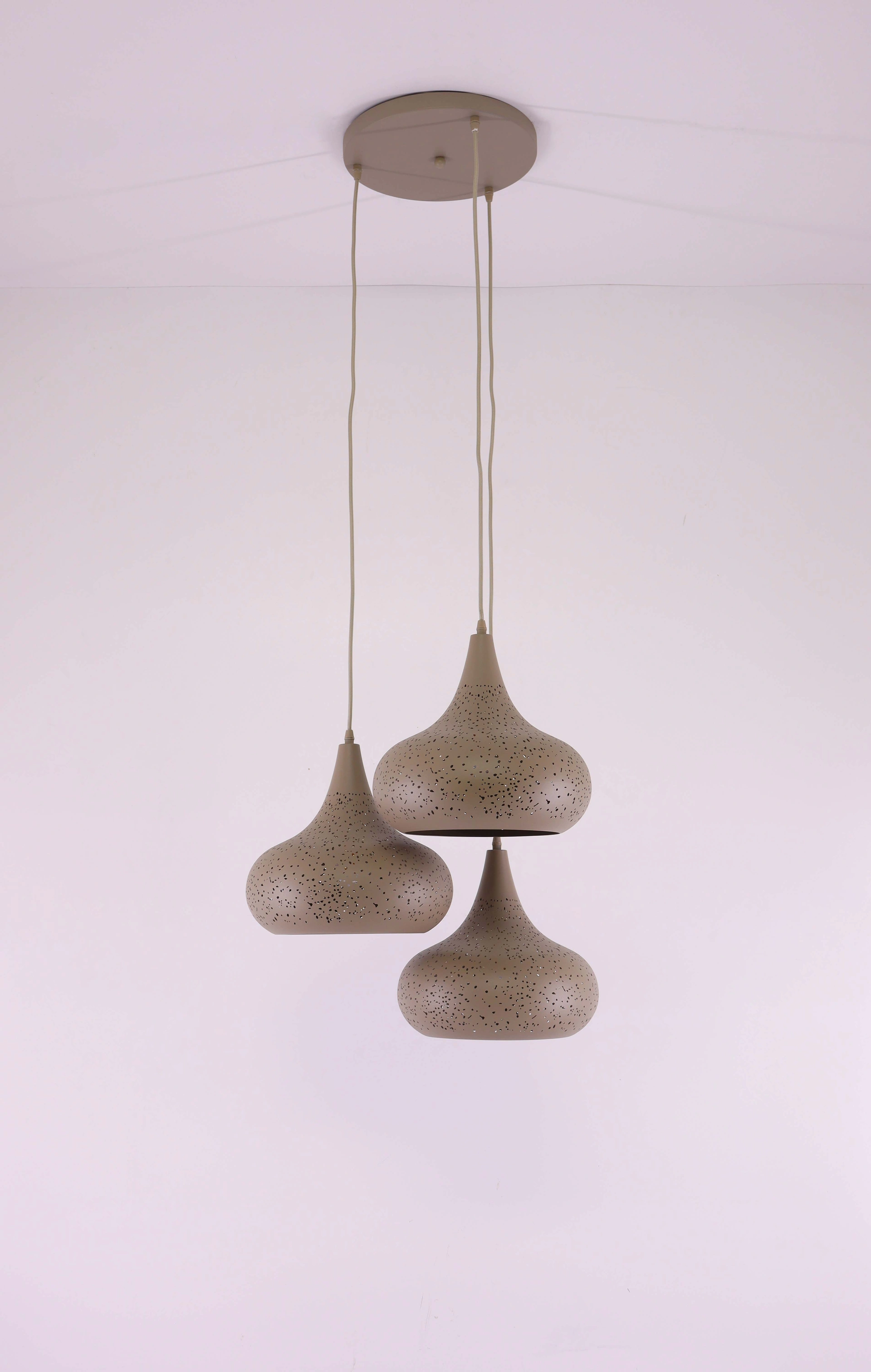 Zandkleurige Japandi Hanglamp 3-lichts, Geperforeerde Kappen, Diameter 30 cm 61282