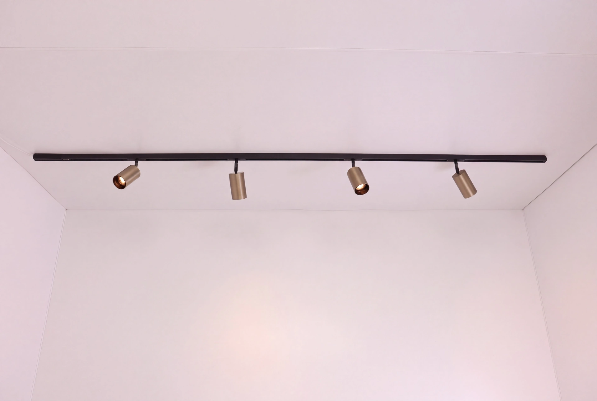 Complete railverlichting set FLAT LUXE 2 meter zwart met 4 bronskleurige spots SW10592