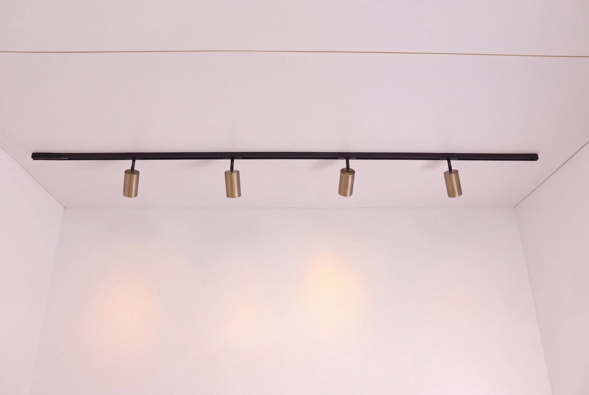 Complete railverlichting set FLAT LUXE 2 meter zwart met 4 bronskleurige spots SW10592