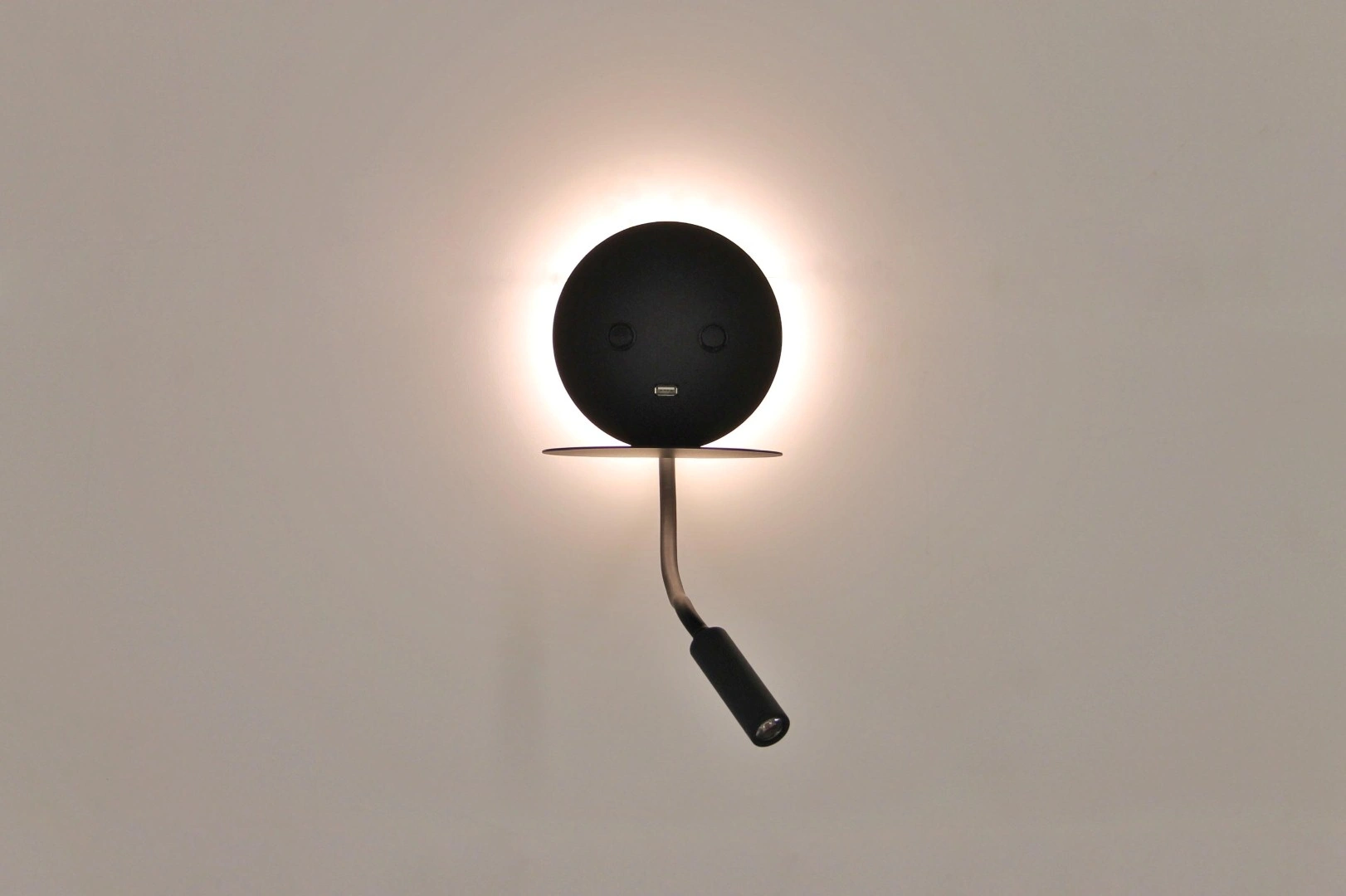 Zwarte Wandlamp Indirect Licht en Leeslamp met USB-oplader 42380