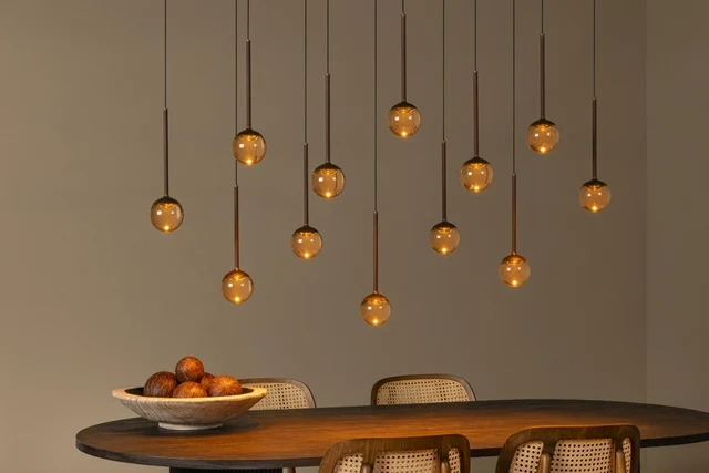 Dimbare LED ovale hanglamp koffiekleur met 12 amberkleurige glazen bollen – 143 cm 46360