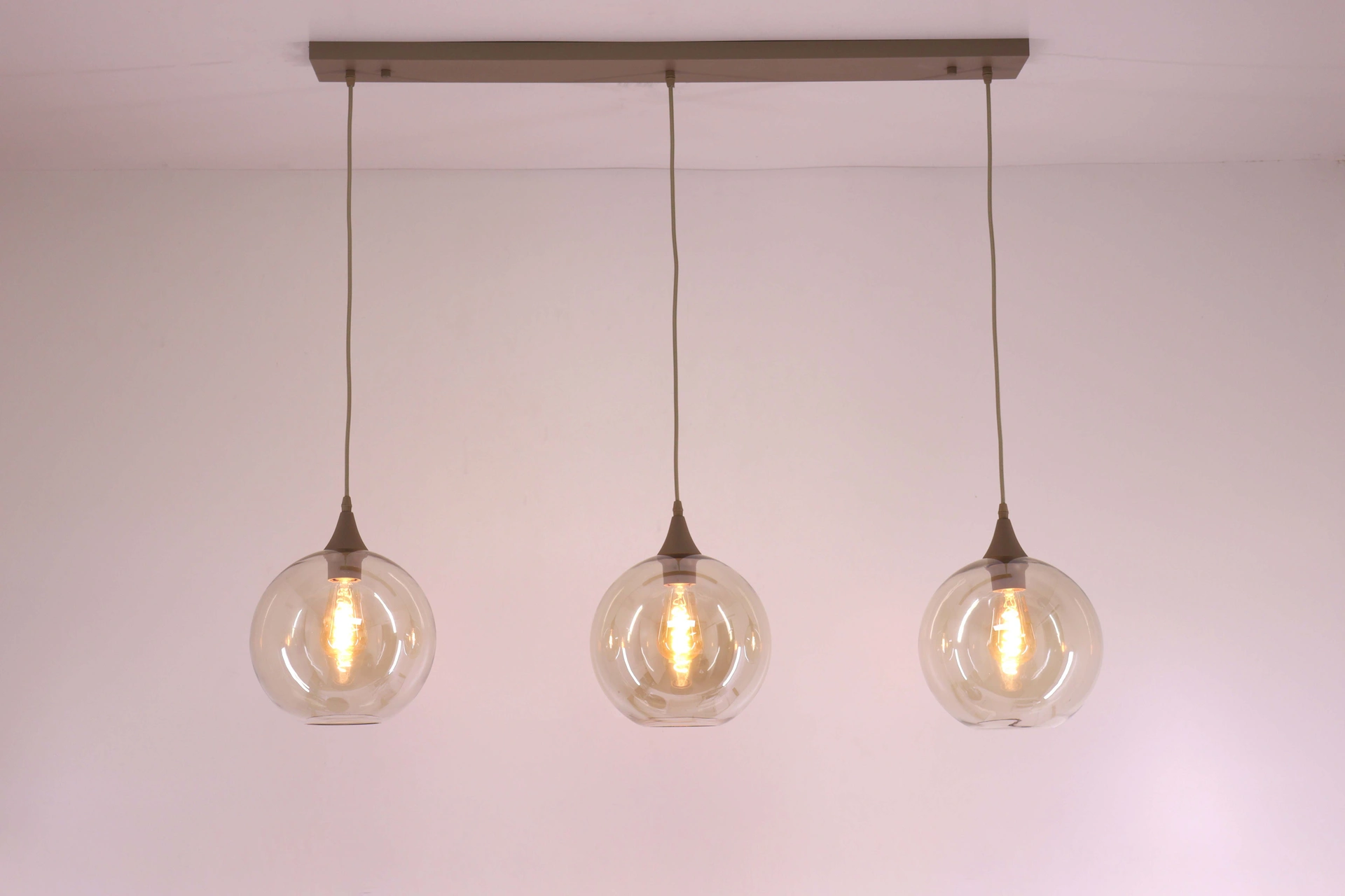 Moderne Zandkleurige Hanglamp met 3 Amber Glazen Bollen