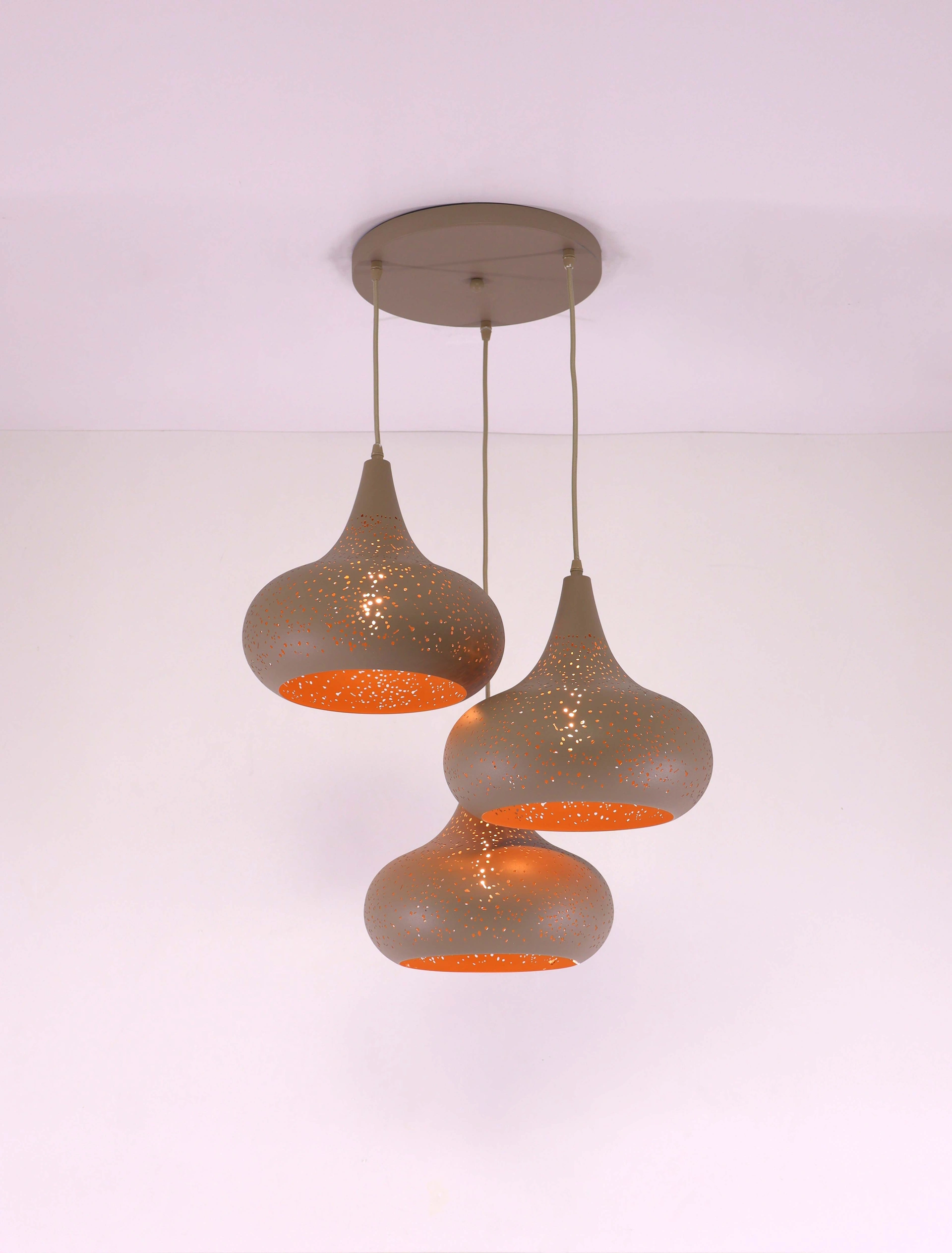 Zandkleurige Japandi Hanglamp 3-lichts, Geperforeerde Kappen, Diameter 30 cm 61282