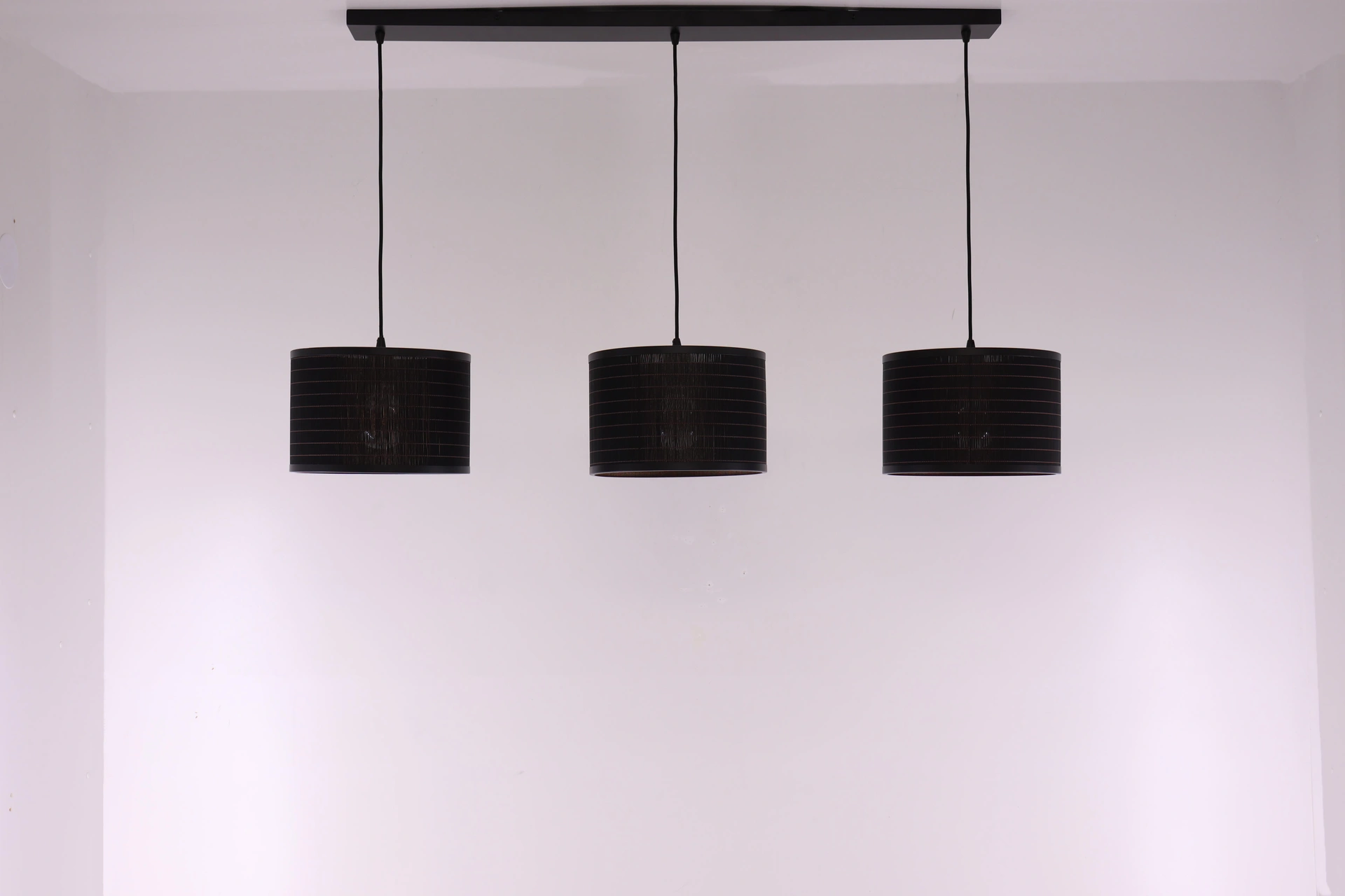 Hanglamp 3 lichts - Zwarte bamboe kappen - Breedte 130cm 46143