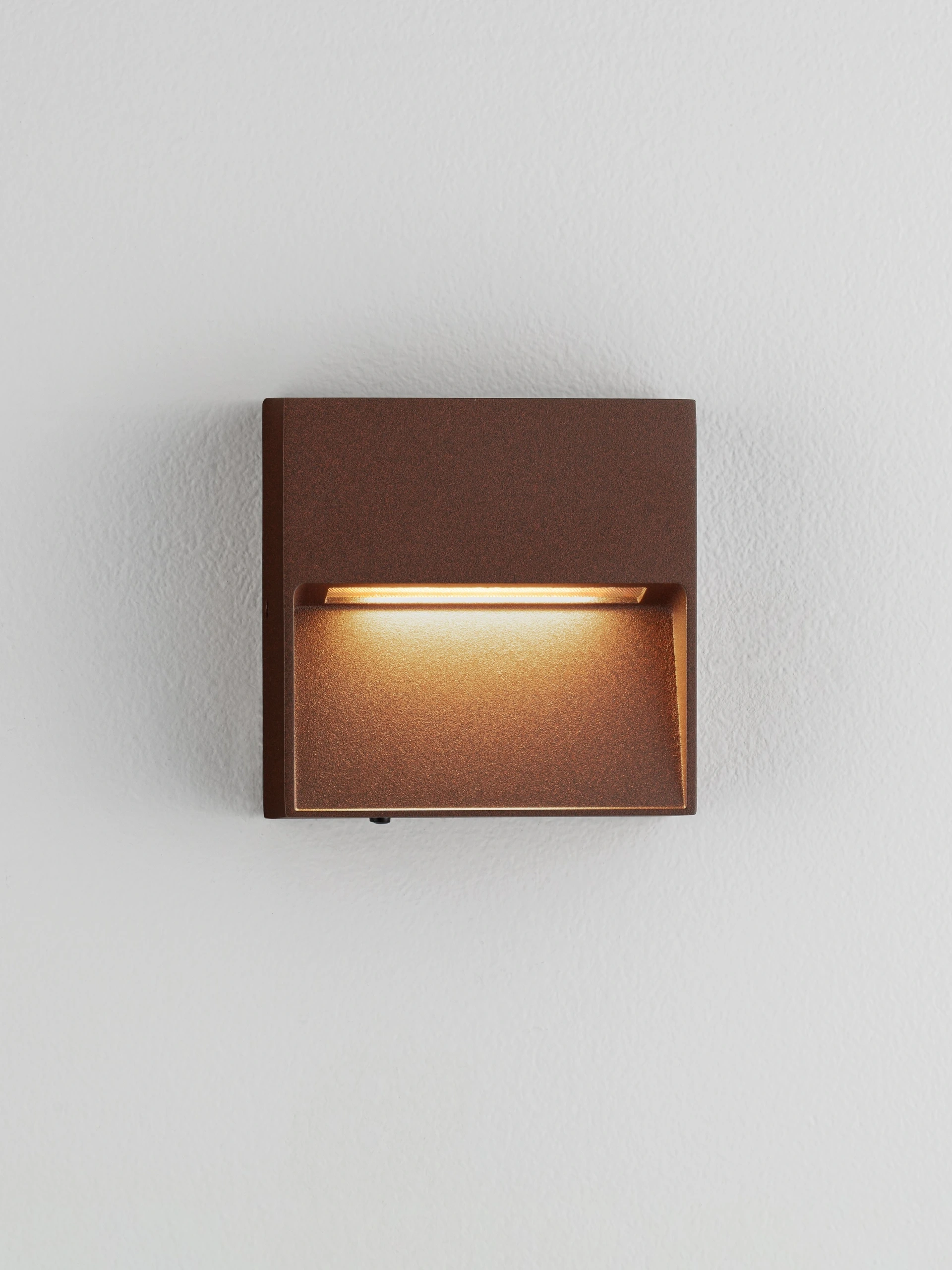 Arden LED buitenwandlamp vierkant - Roestbruin – 10 x 10 cm – Instelbare lichtkleur  SW10557