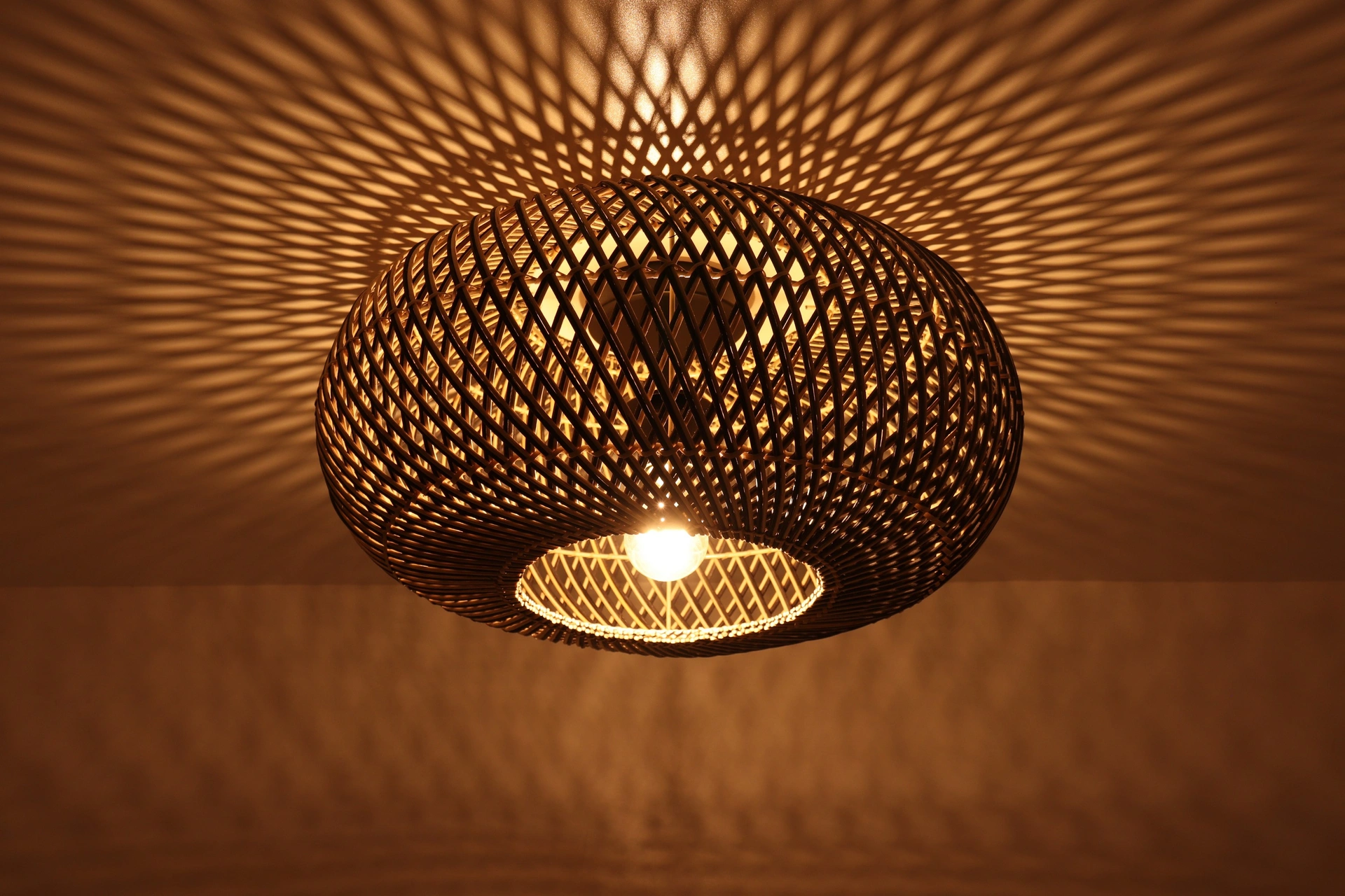 Rotan plafondlamp - zwart met beige gecombineerd -  Ø 50 cm  50221