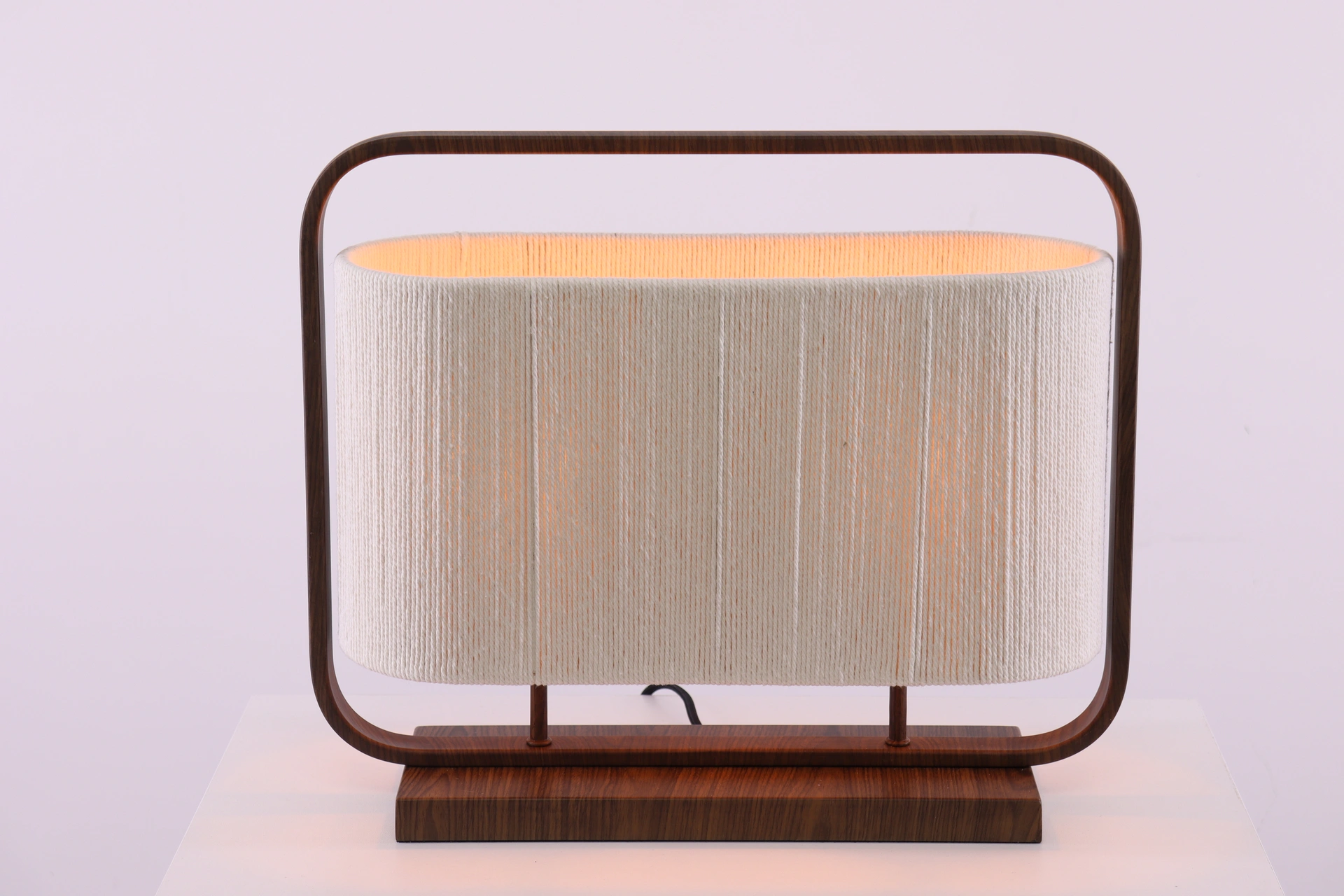 Tafellamp met metalen houtlook frame en brede stoffen kap – naturel 46437