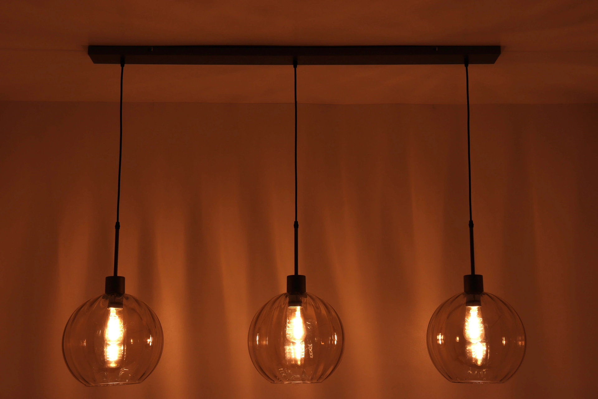 Hanglamp eettafel cacao 3 amber glazen bollen 130cm 61214