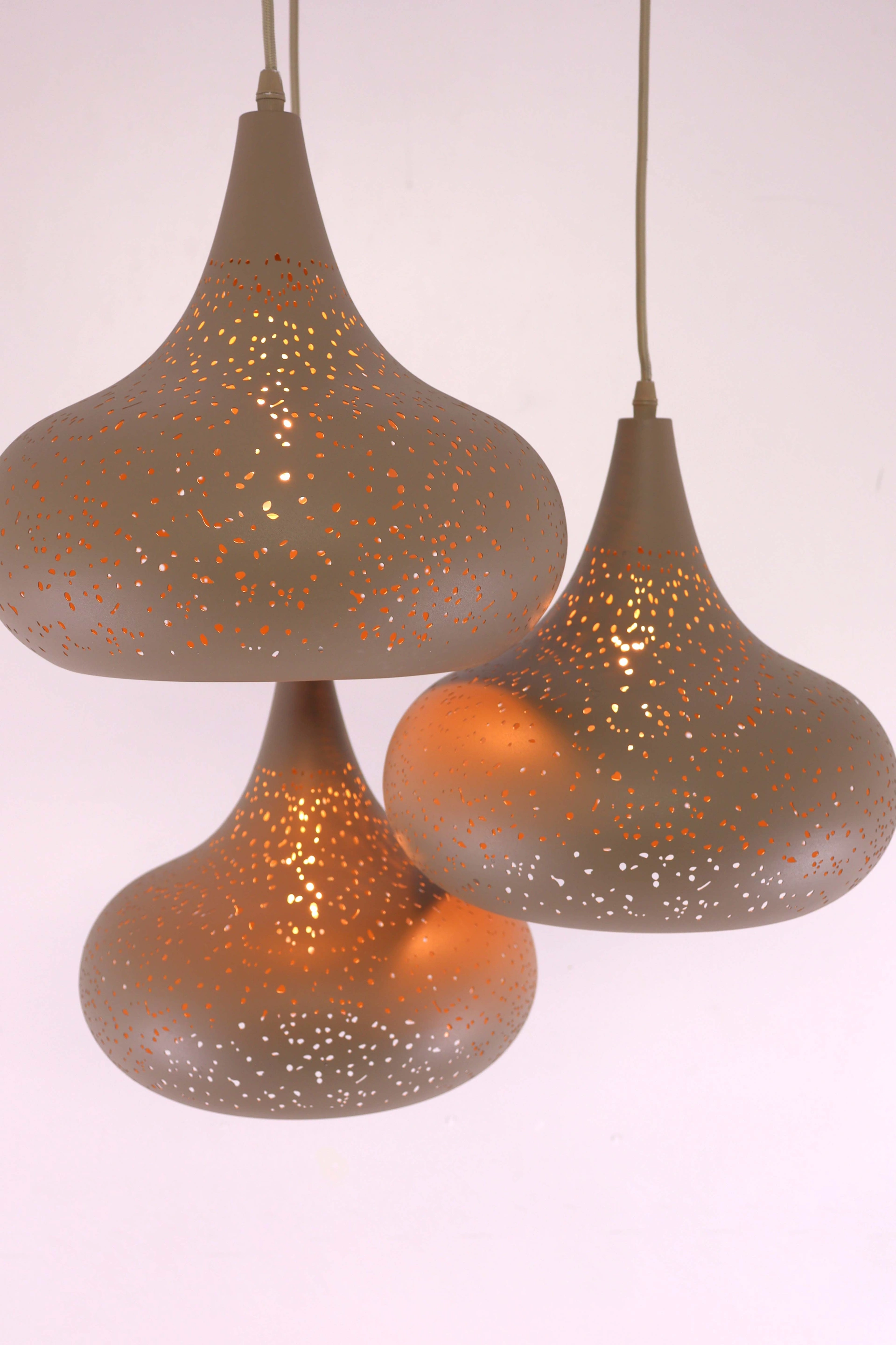 Zandkleurige Japandi Hanglamp 3-lichts, Geperforeerde Kappen, Diameter 30 cm 61282