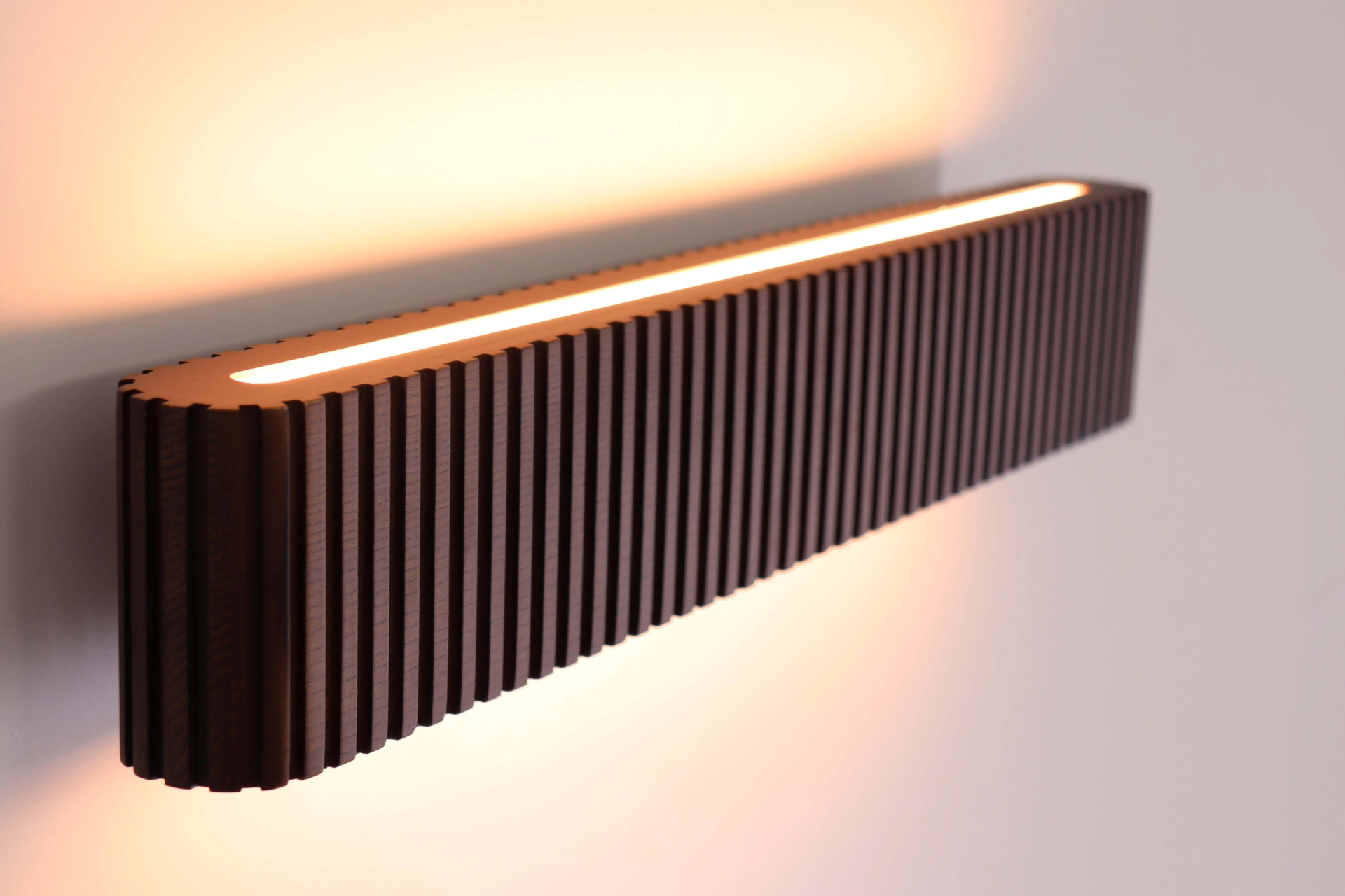 Wandlamp Donkerbruin Houtlook – LED Up & Down – CCT 2200-3000K – Dimbaar 47009