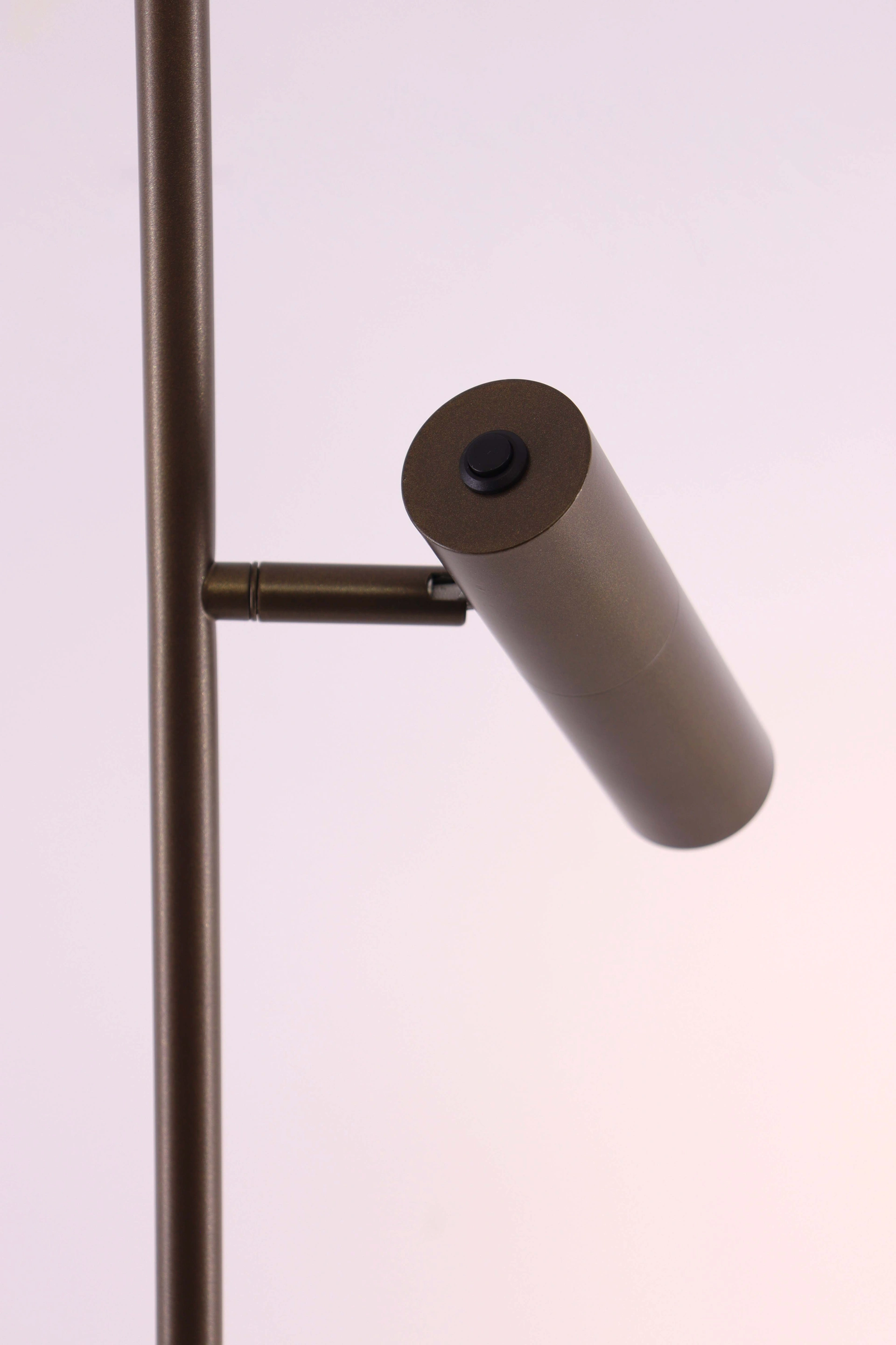 Minimalistische bronskleurige vloerlamp met twee verstelbare spots 46615