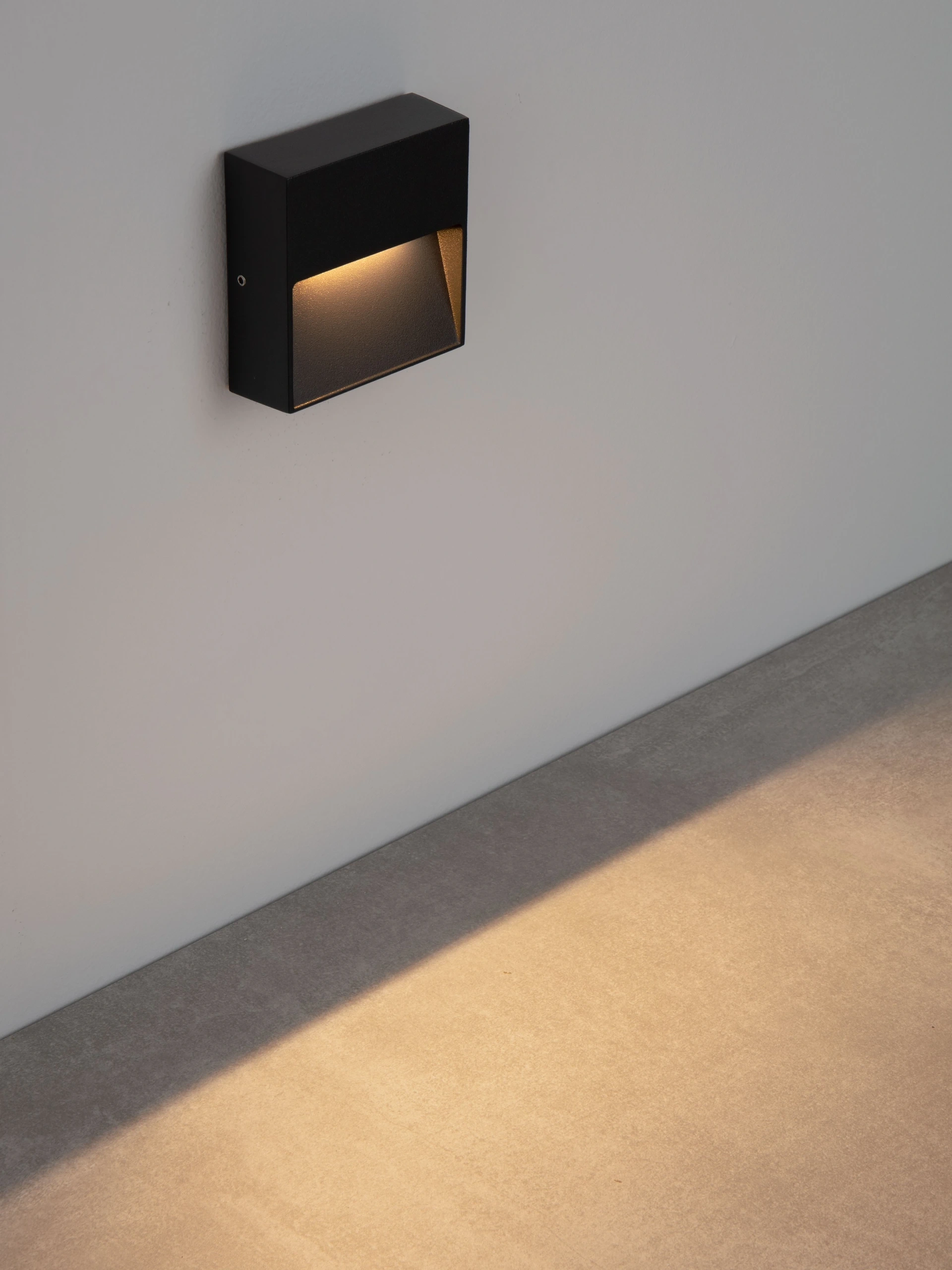 Arden LED buitenwandlamp vierkant - Zwart – 10 x 10 cm – Instelbare lichtkleur SW10556