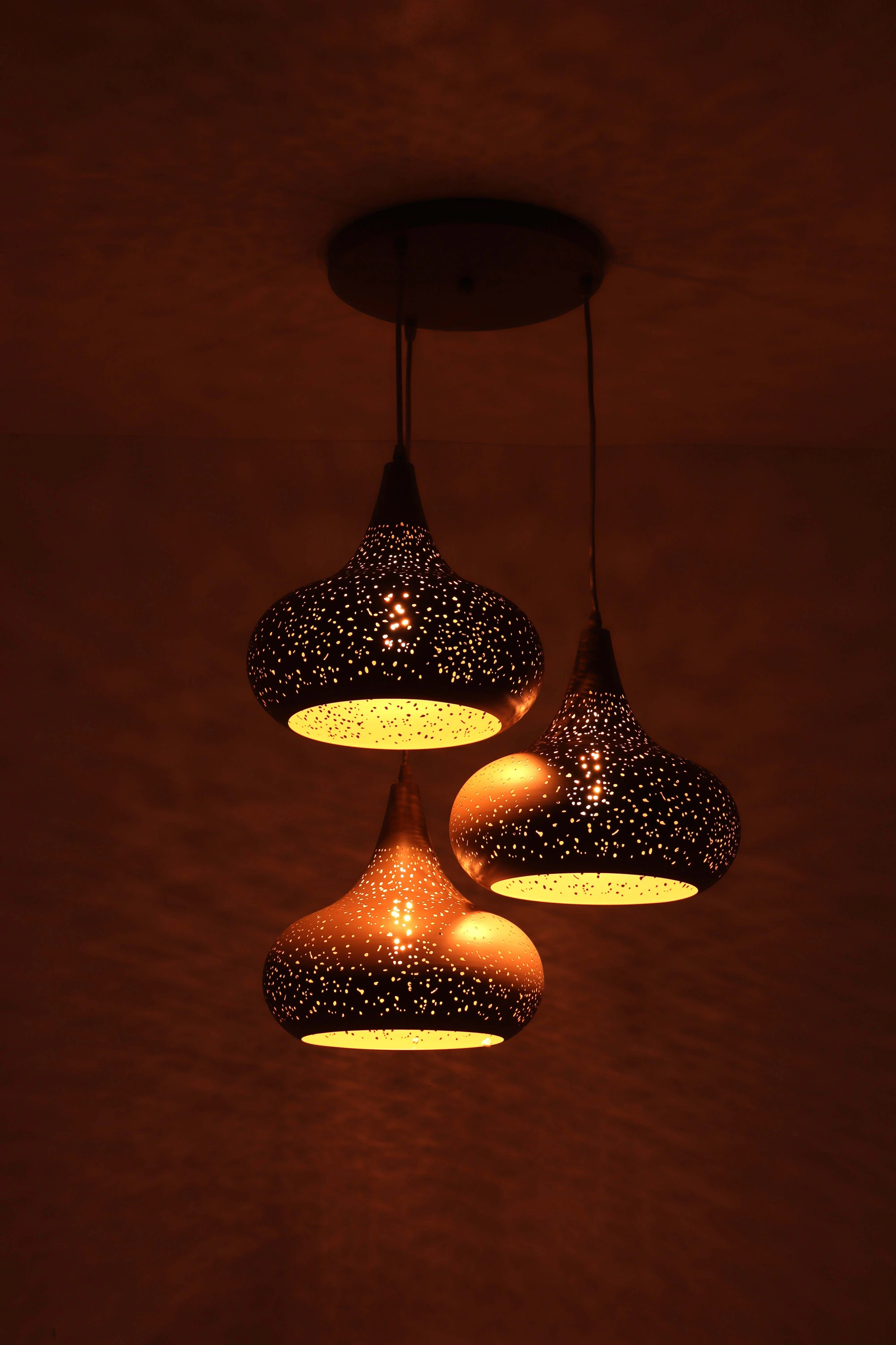 Zandkleurige Japandi Hanglamp 3-lichts, Geperforeerde Kappen, Diameter 30 cm 61282