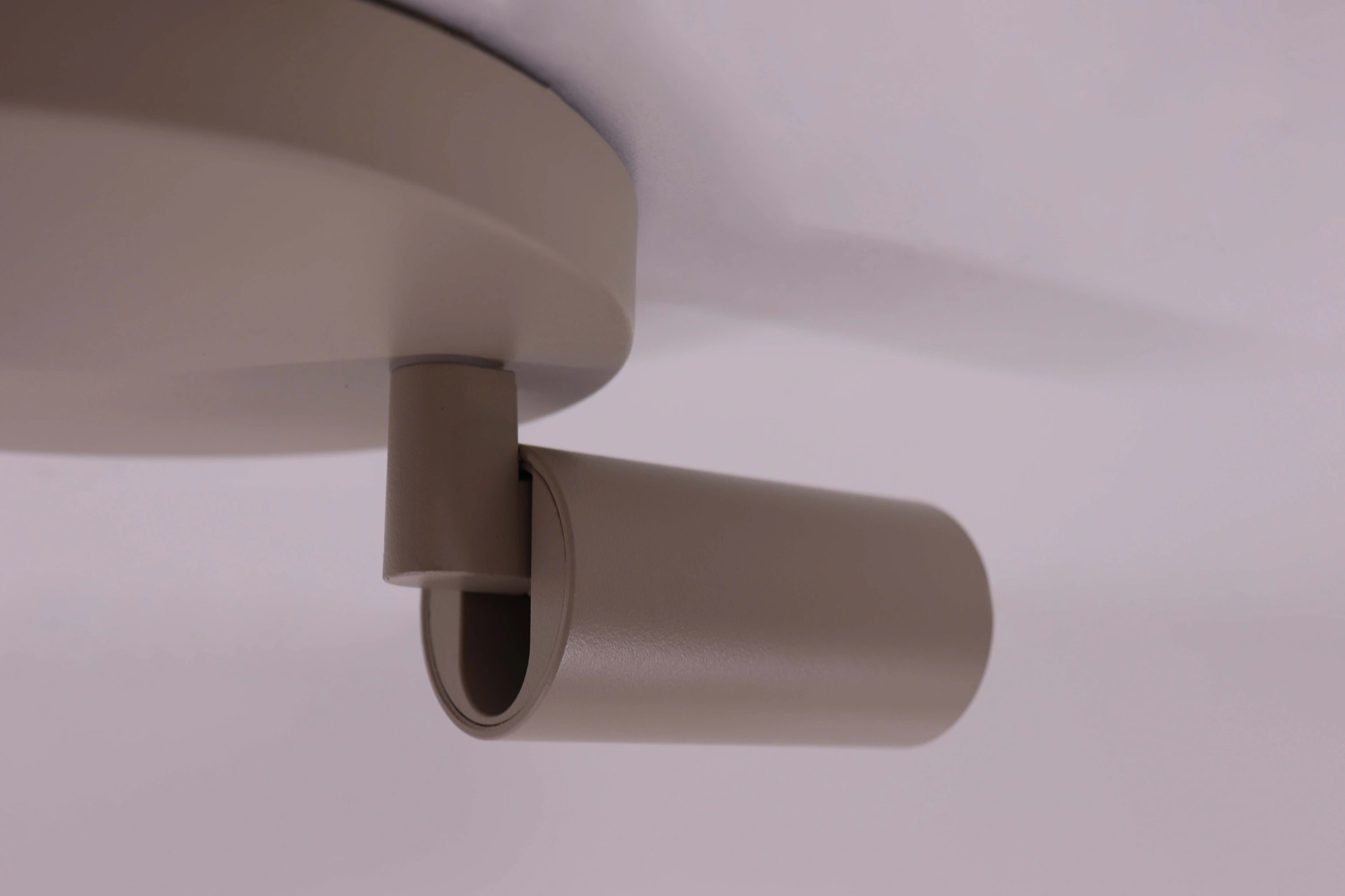 Zandkleurige 2-lichts rond opbouwspot met mini gu10 verstelbare spots   46789