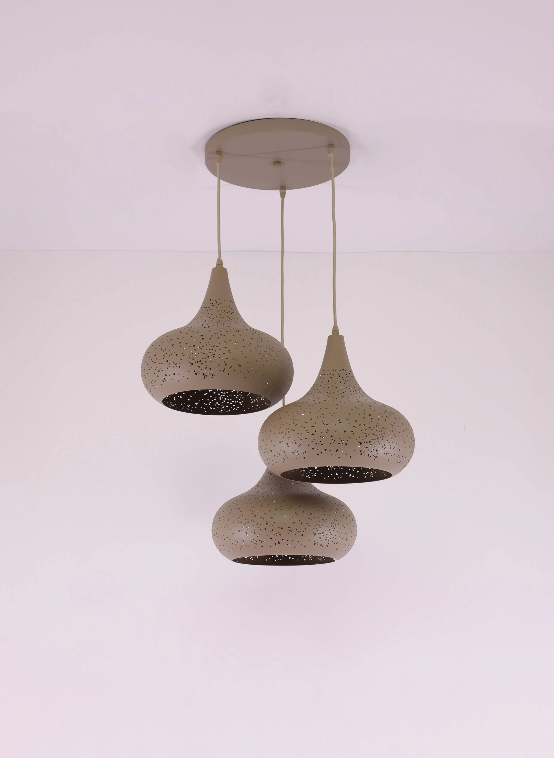 Zandkleurige Japandi Hanglamp 3-lichts, Geperforeerde Kappen, Diameter 30 cm 61282