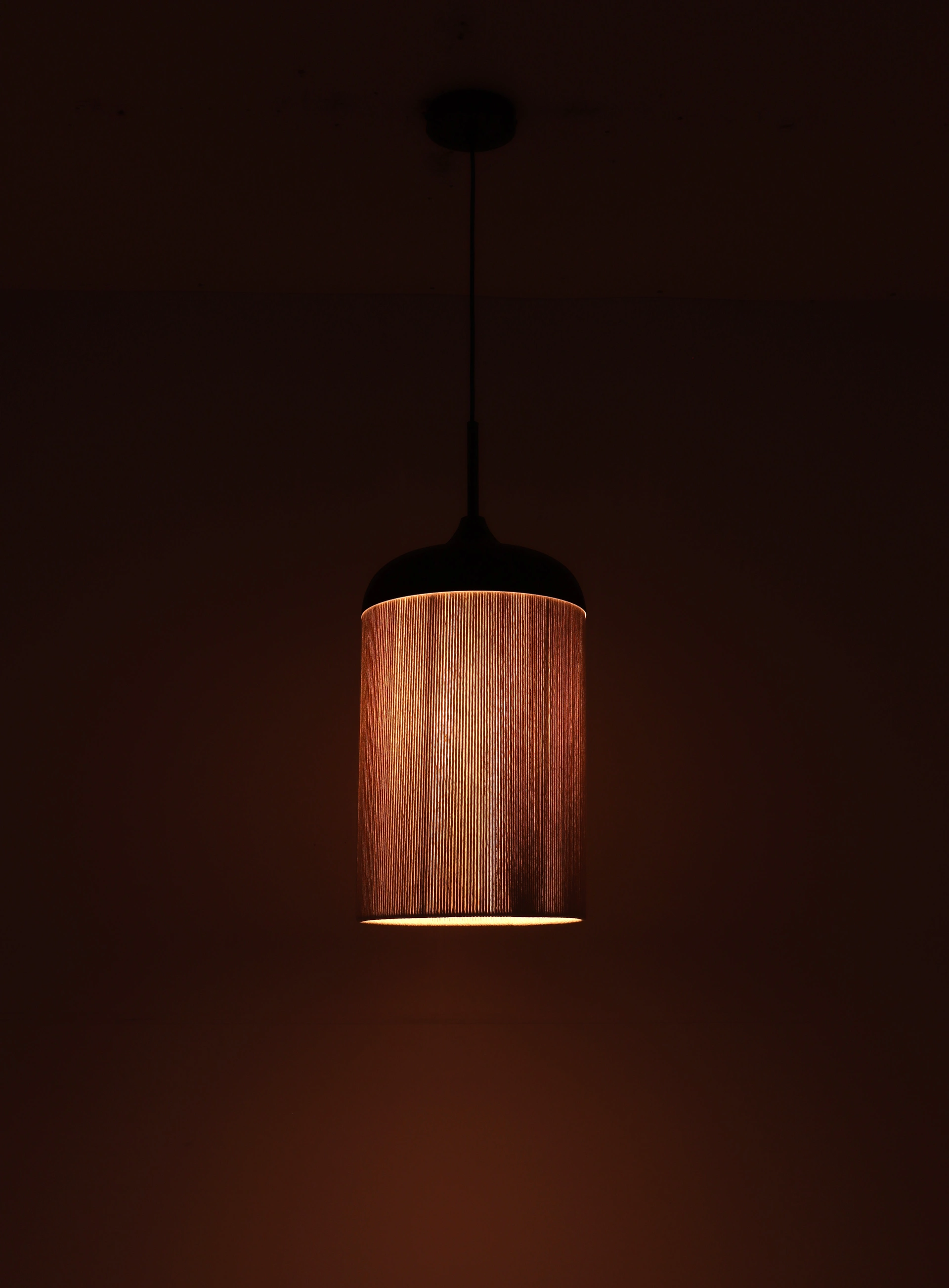 Hanglamp 1 lichts- Metalen donkerhout look creme touwkap - Diameter 27cm 46806