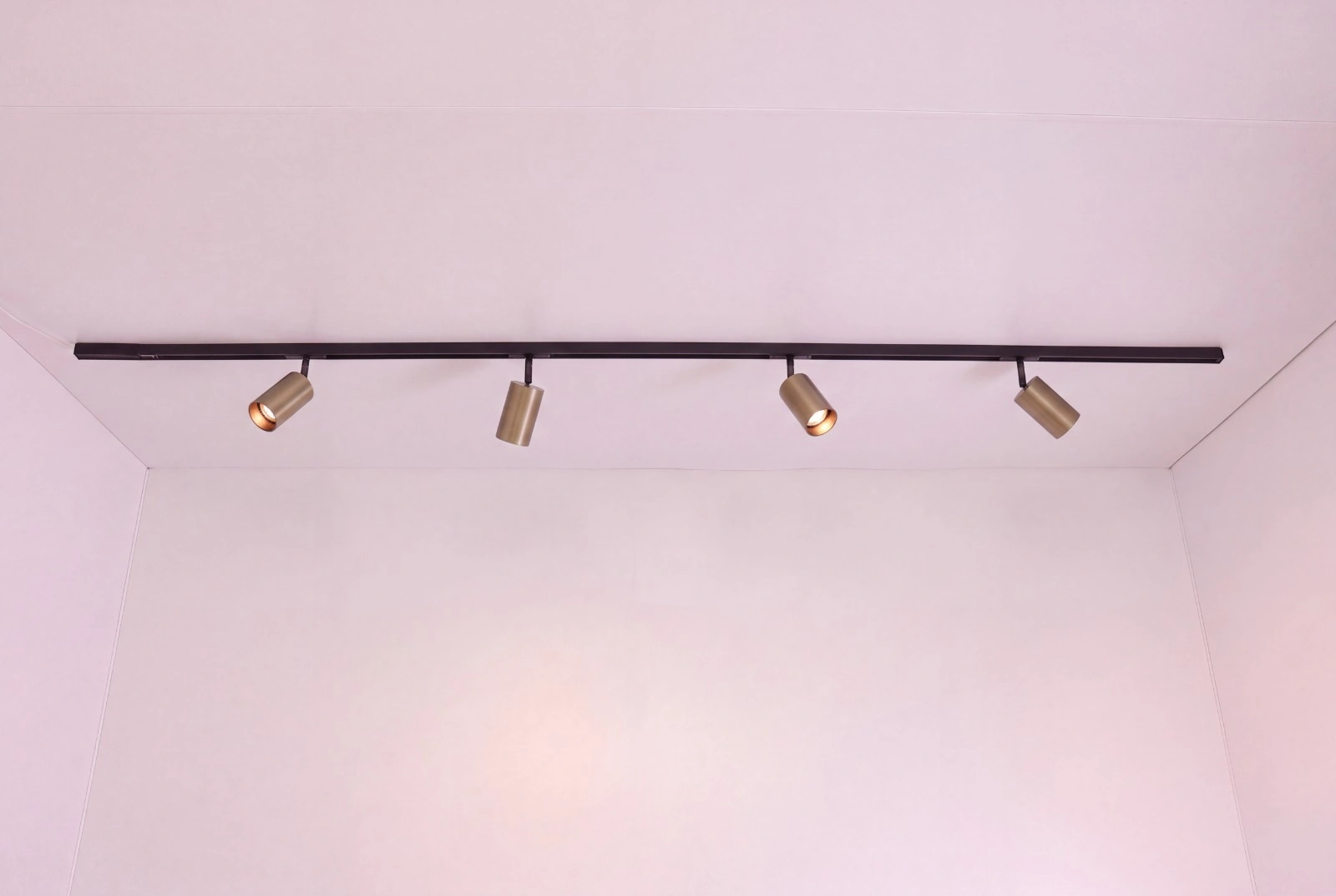 Complete railverlichting set FLAT LUXE 2 meter zwart met 4 goudkleurige spots SW10613