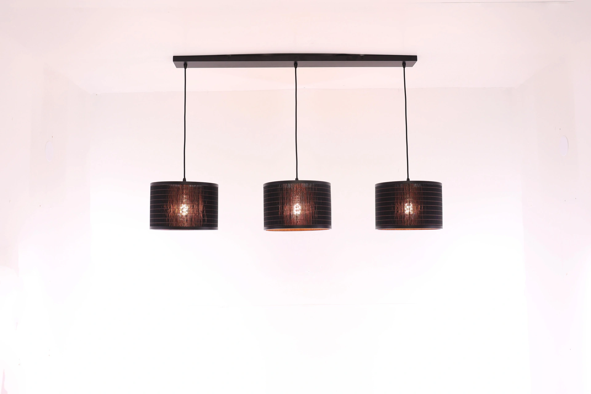 Hanglamp 3 lichts - Zwarte bamboe kappen - Breedte 130cm 46143