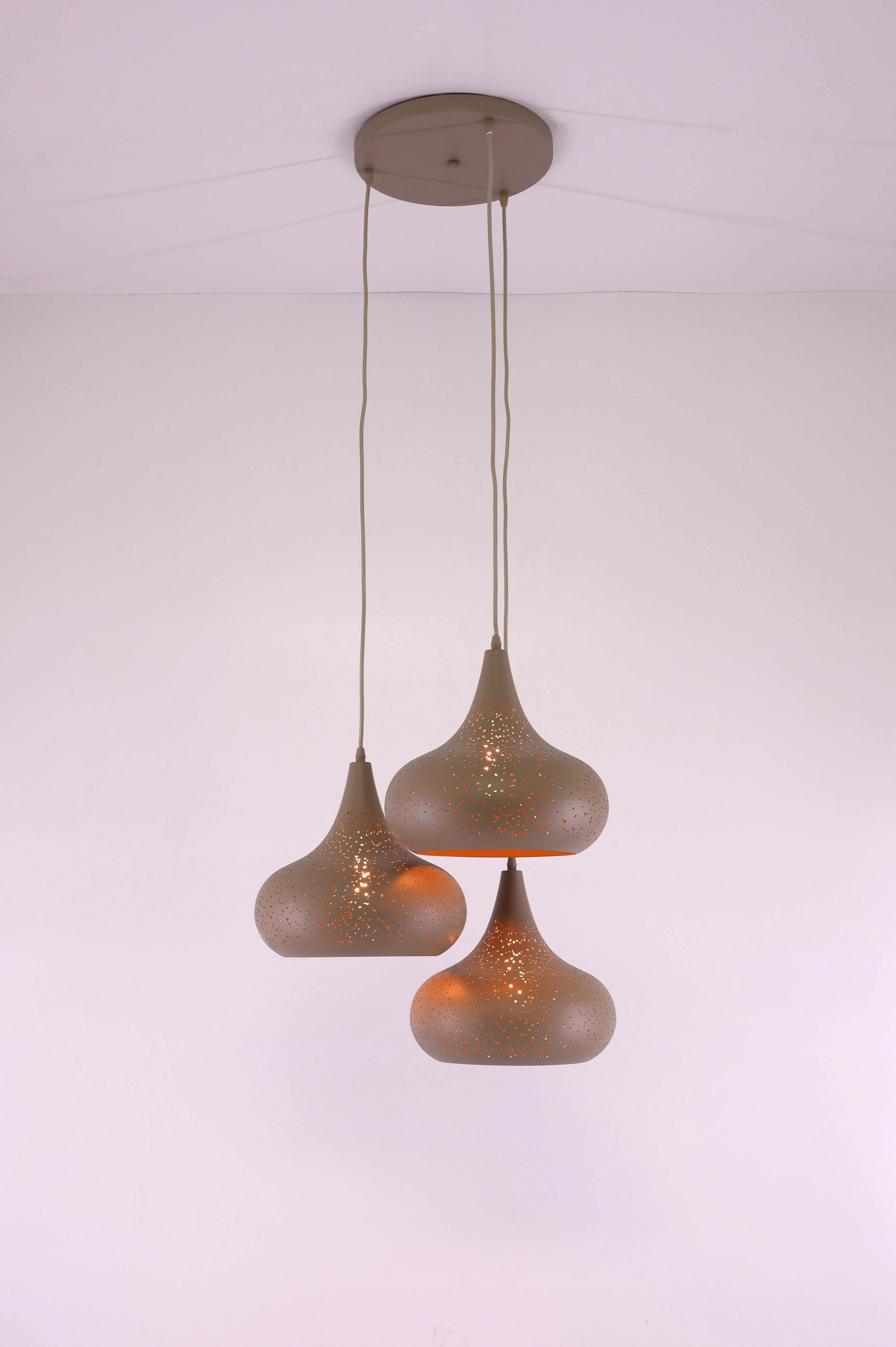 Zandkleurige Japandi Hanglamp 3-lichts, Geperforeerde Kappen, Diameter 30 cm 61282