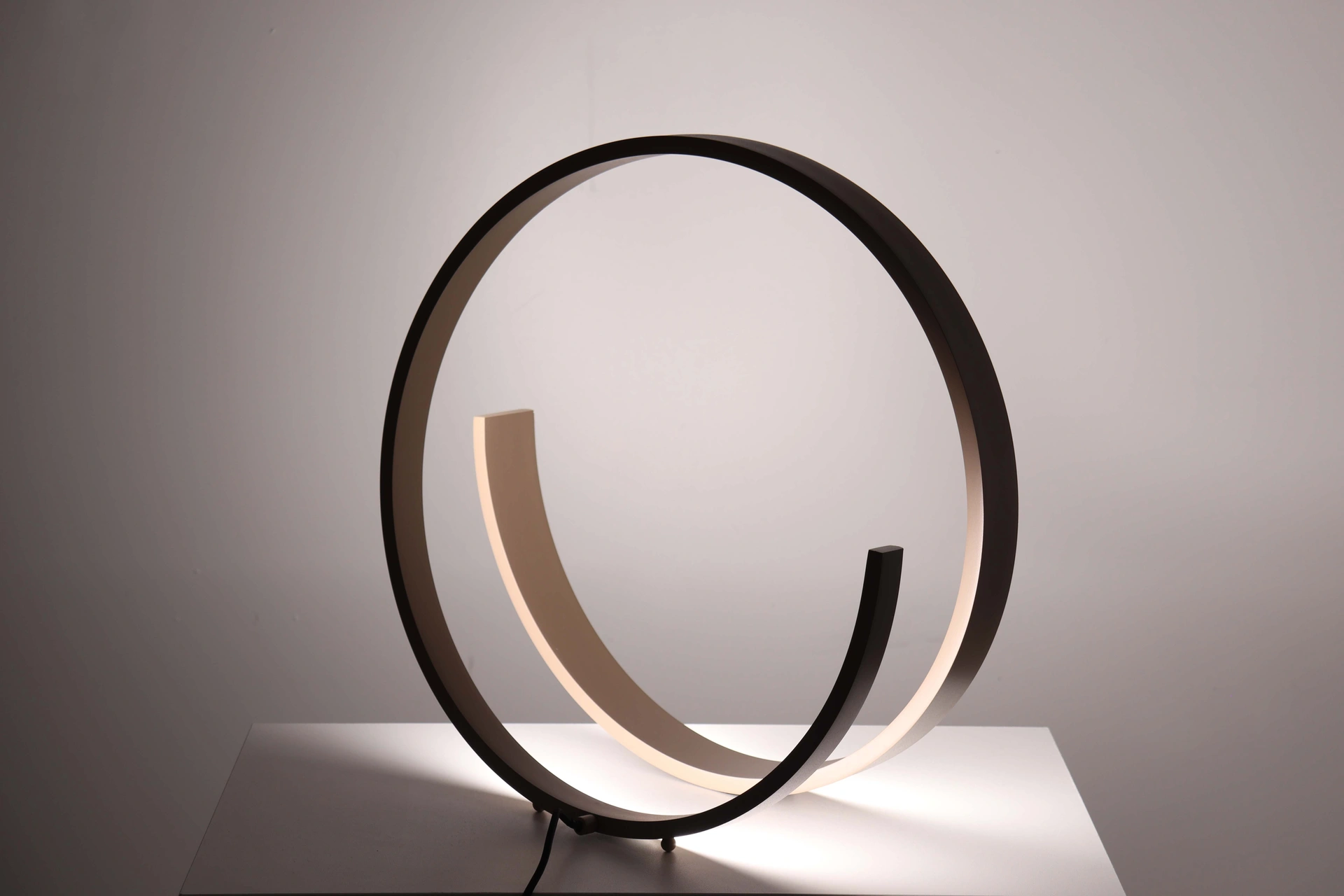 Design LED tafellamp met ronde vormen – zandkleurig 46478