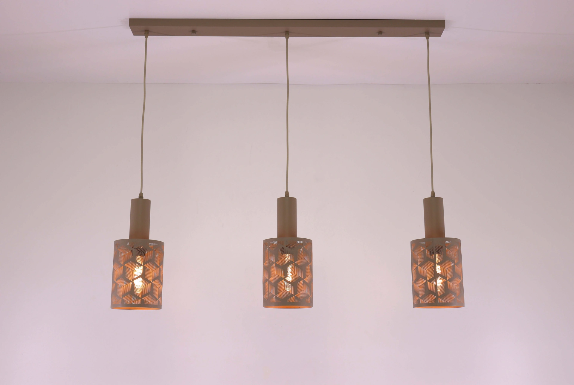 Moderne 3-lichts hanglamp met geometrische metalen kappen – 100 cm