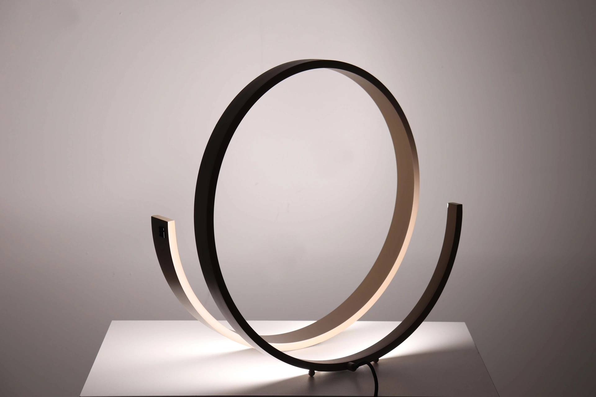 Design LED tafellamp met ronde vormen – zandkleurig 46478