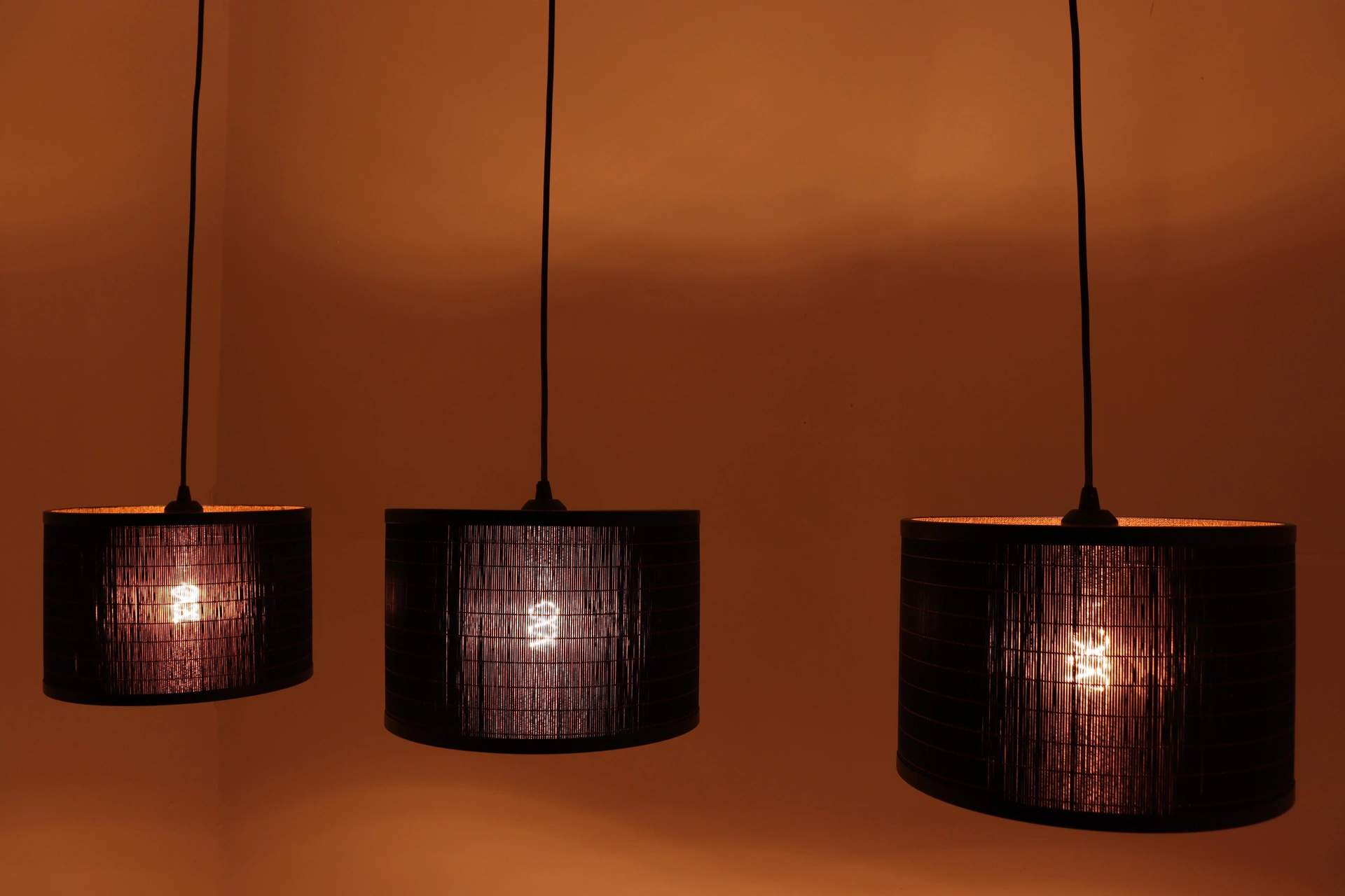 Hanglamp 3 lichts - Zwarte bamboe kappen - Breedte 130cm 46143