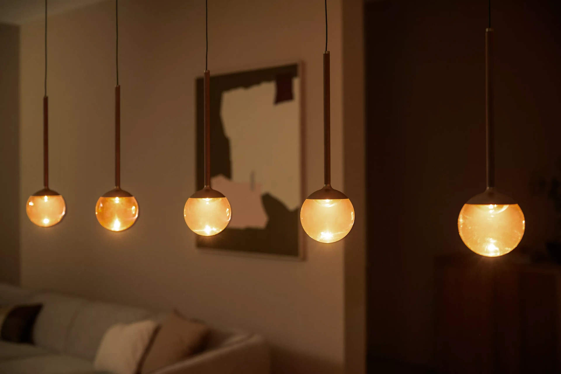 Dimbare LED hanglamp koffiekleur met 5 amberkleurige glazen bollen – 142 cm 46813