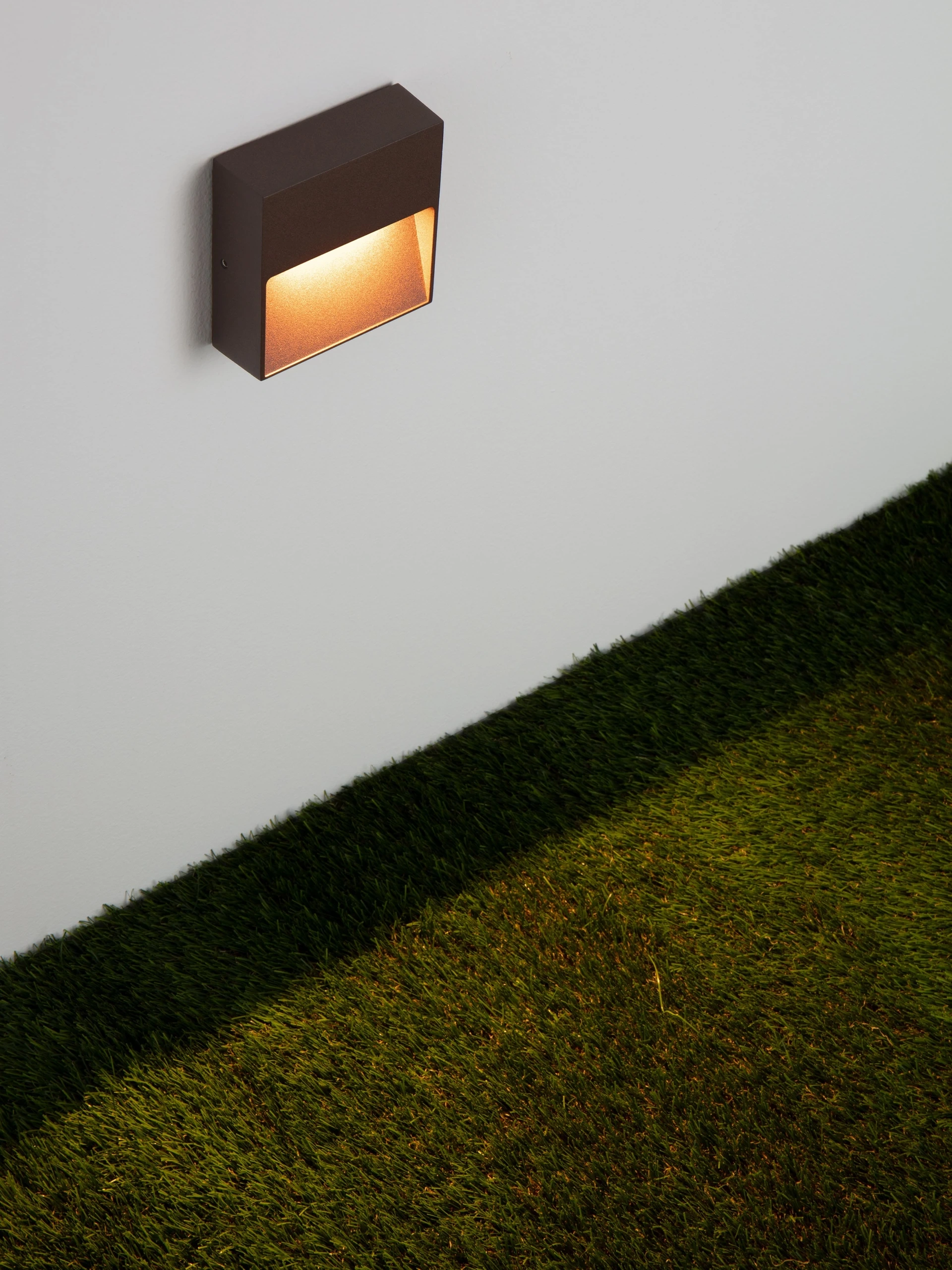 Arden LED buitenwandlamp vierkant - Roestbruin – 10 x 10 cm – Instelbare lichtkleur  SW10557