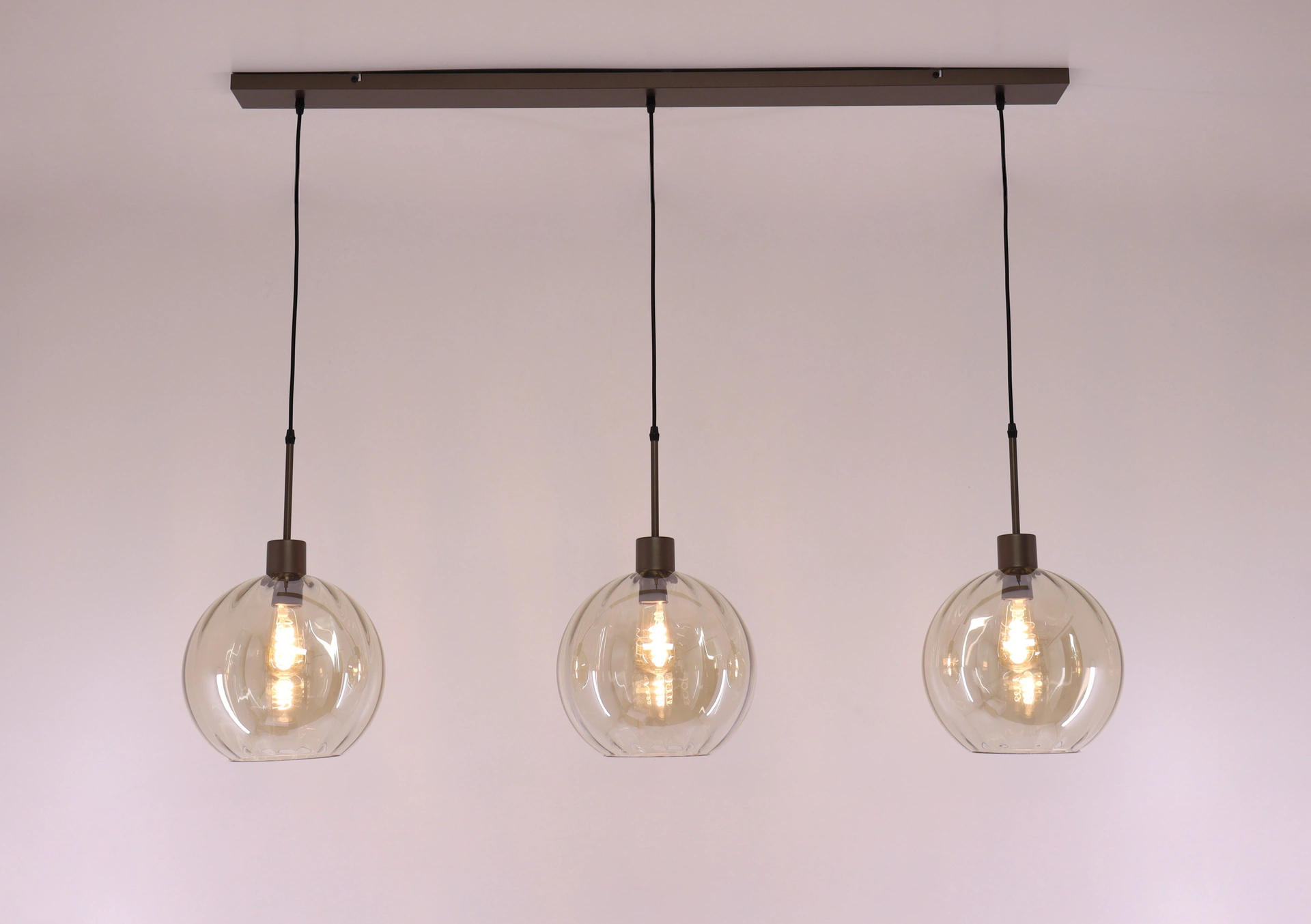 Hanglamp eettafel cacao kleur 3 amber glazen bollen 130cm 61214