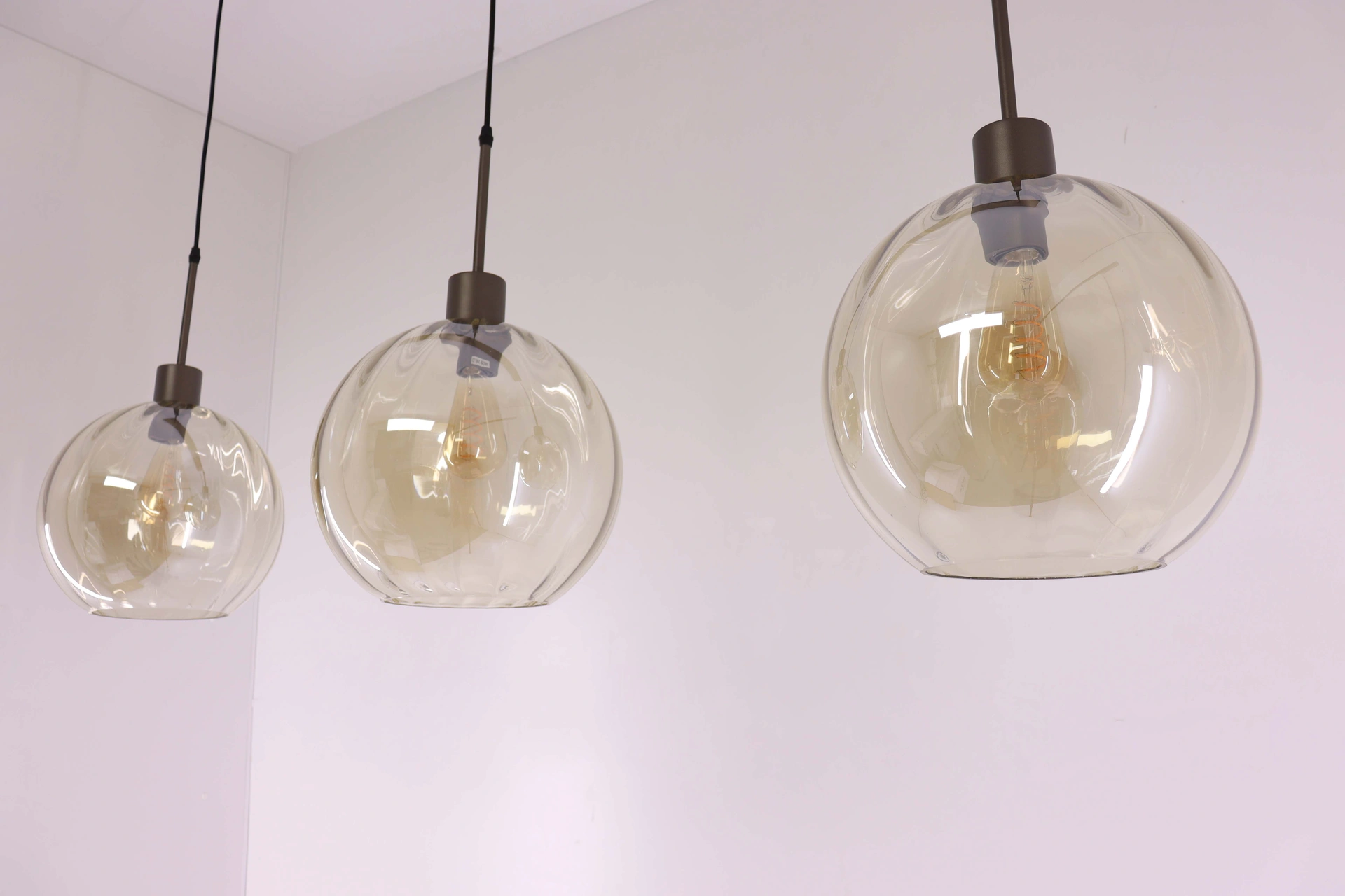 Hanglamp eettafel cacao 3 amber glazen bollen 130cm 61214