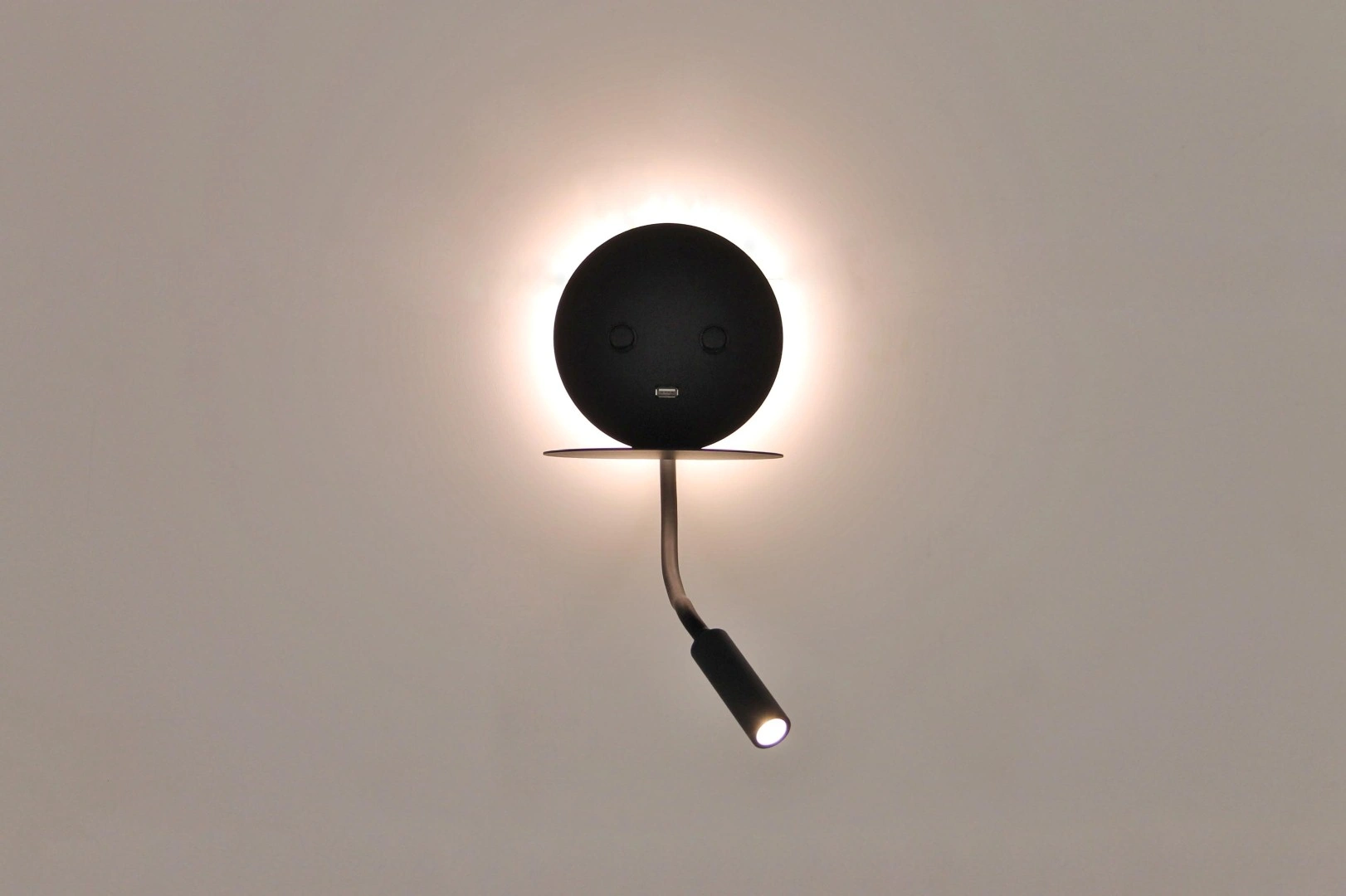 Zwarte Wandlamp Indirect Licht en Leeslamp met USB-oplader 42380