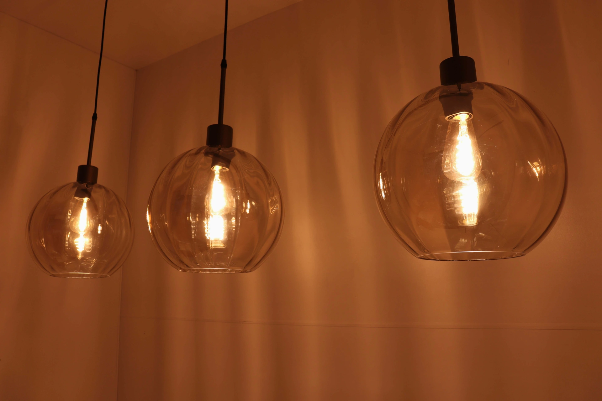 Hanglamp eettafel cacao 3 amber glazen bollen 130cm 61214