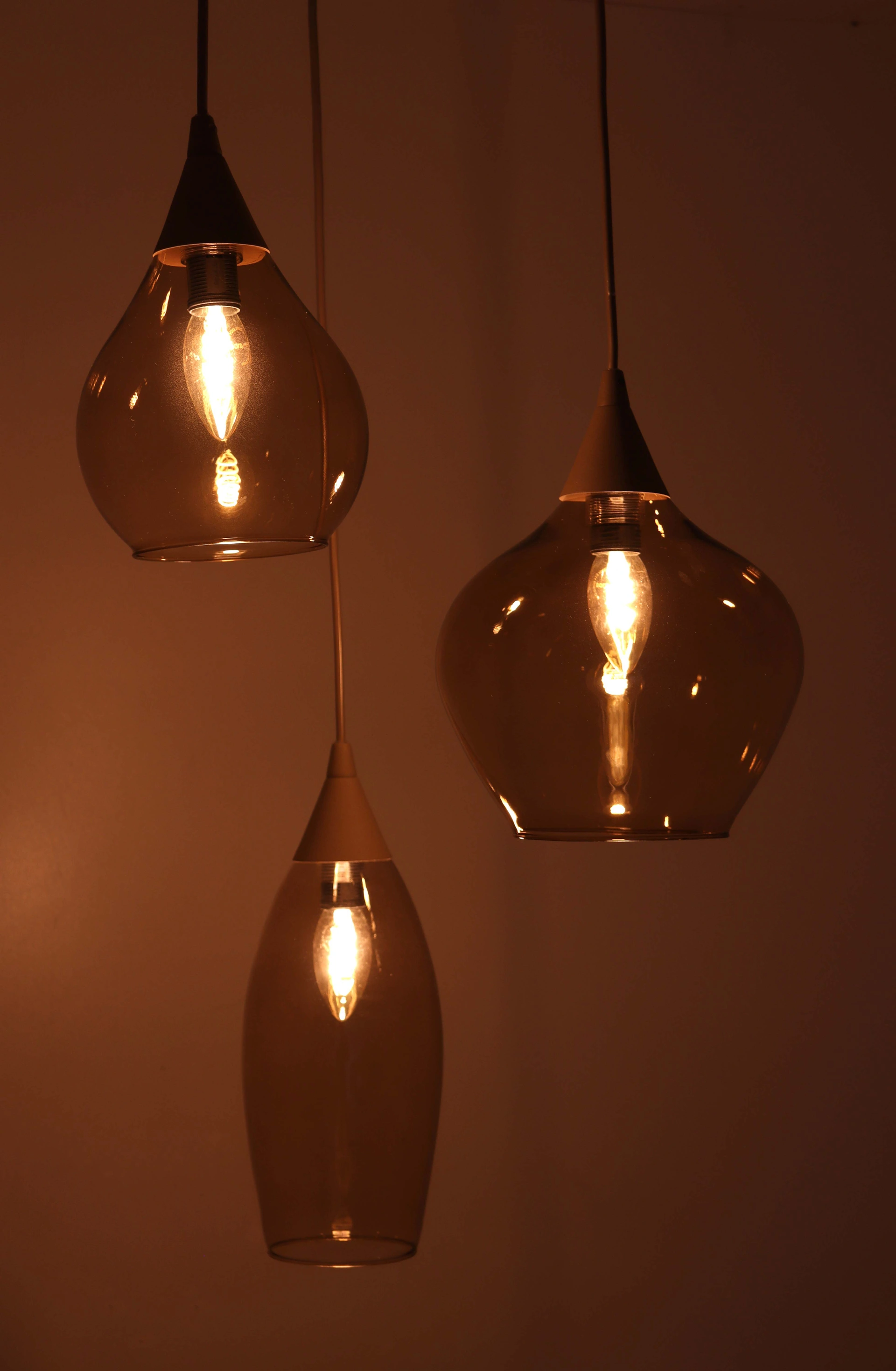 Zandkleurige Hanglamp 3-Lichts met Amber Glas – 3 Verschillende Vormen – Ø30 cm 46947