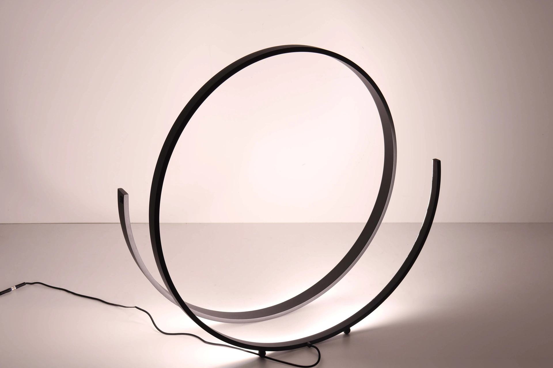 Design LED vloerlamp met ronde vormen – zwart 46477