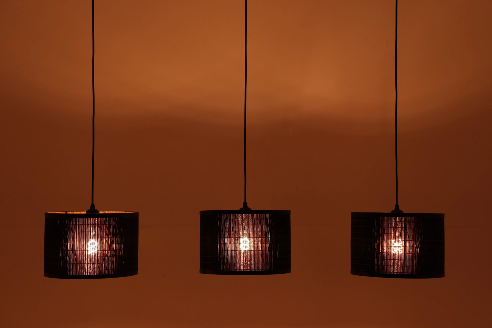 Hanglamp 3 lichts - Zwarte bamboe kappen - Breedte 130cm 46143