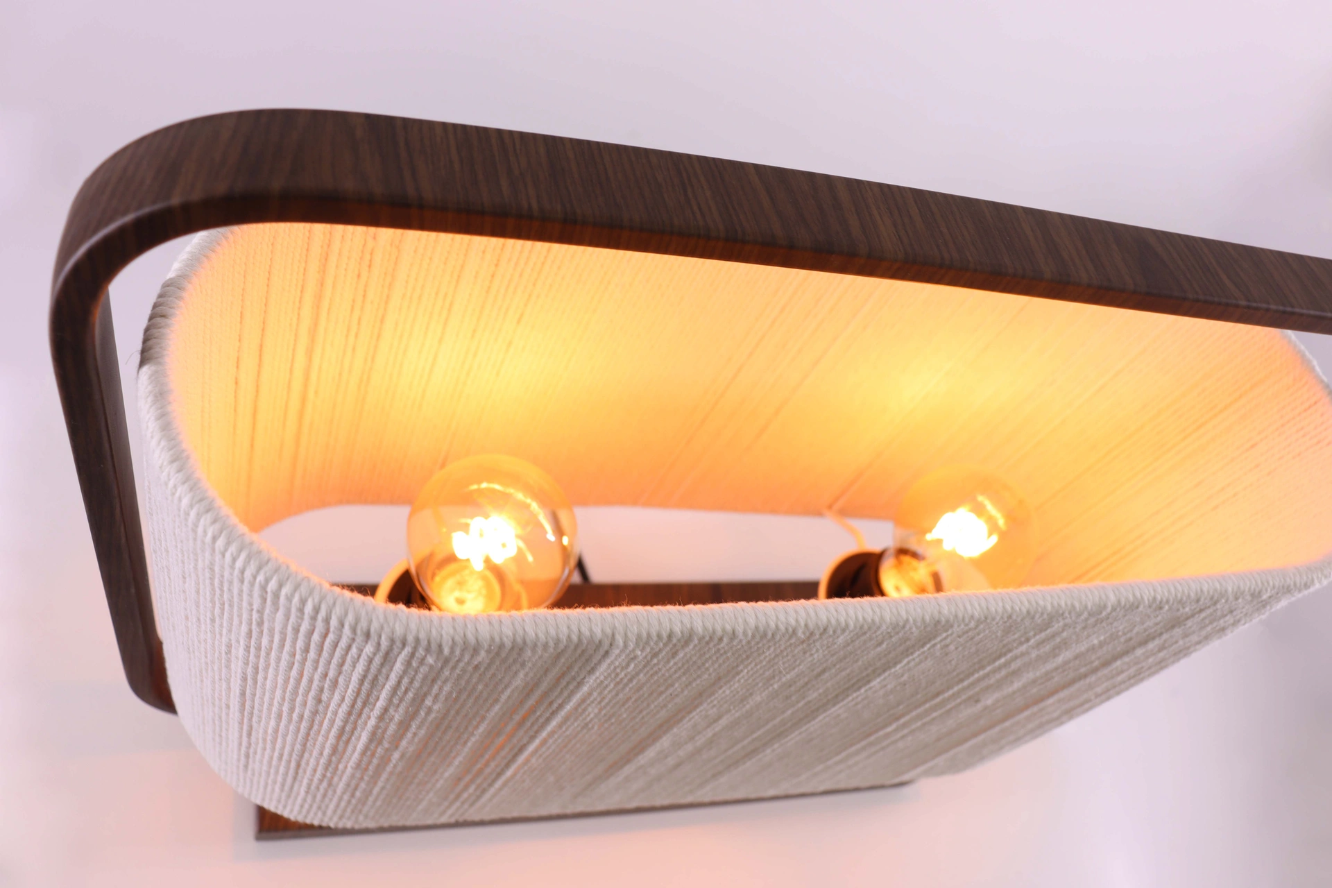 Tafellamp met metalen houtlook frame en brede stoffen kap – naturel 46437