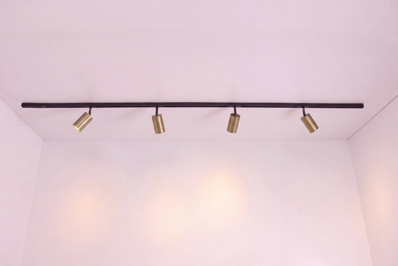 Complete railverlichting set FLAT LUXE 2 meter zwart met 4 goudkleurige spots SW10613