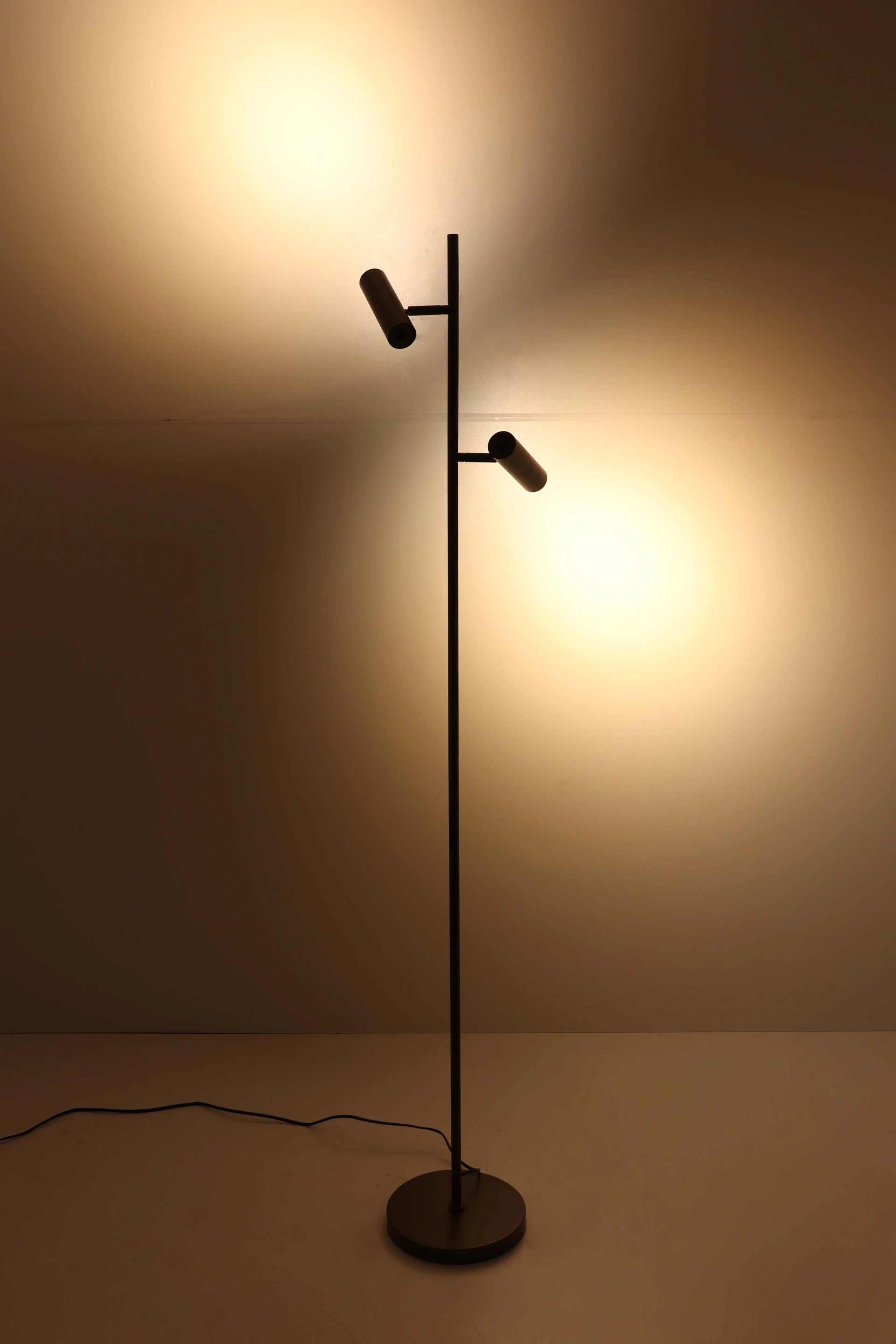Minimalistische bronskleurige vloerlamp met twee verstelbare spots 46615