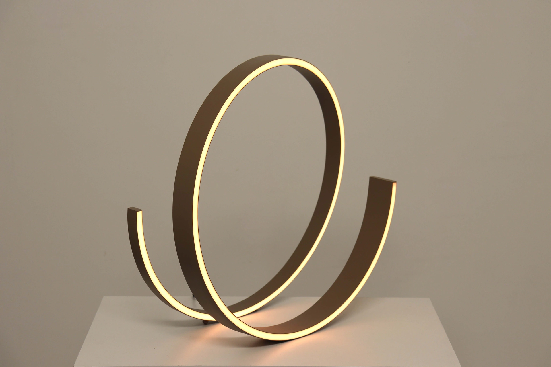 Design LED tafellamp met ronde vormen – zandkleurig 46478