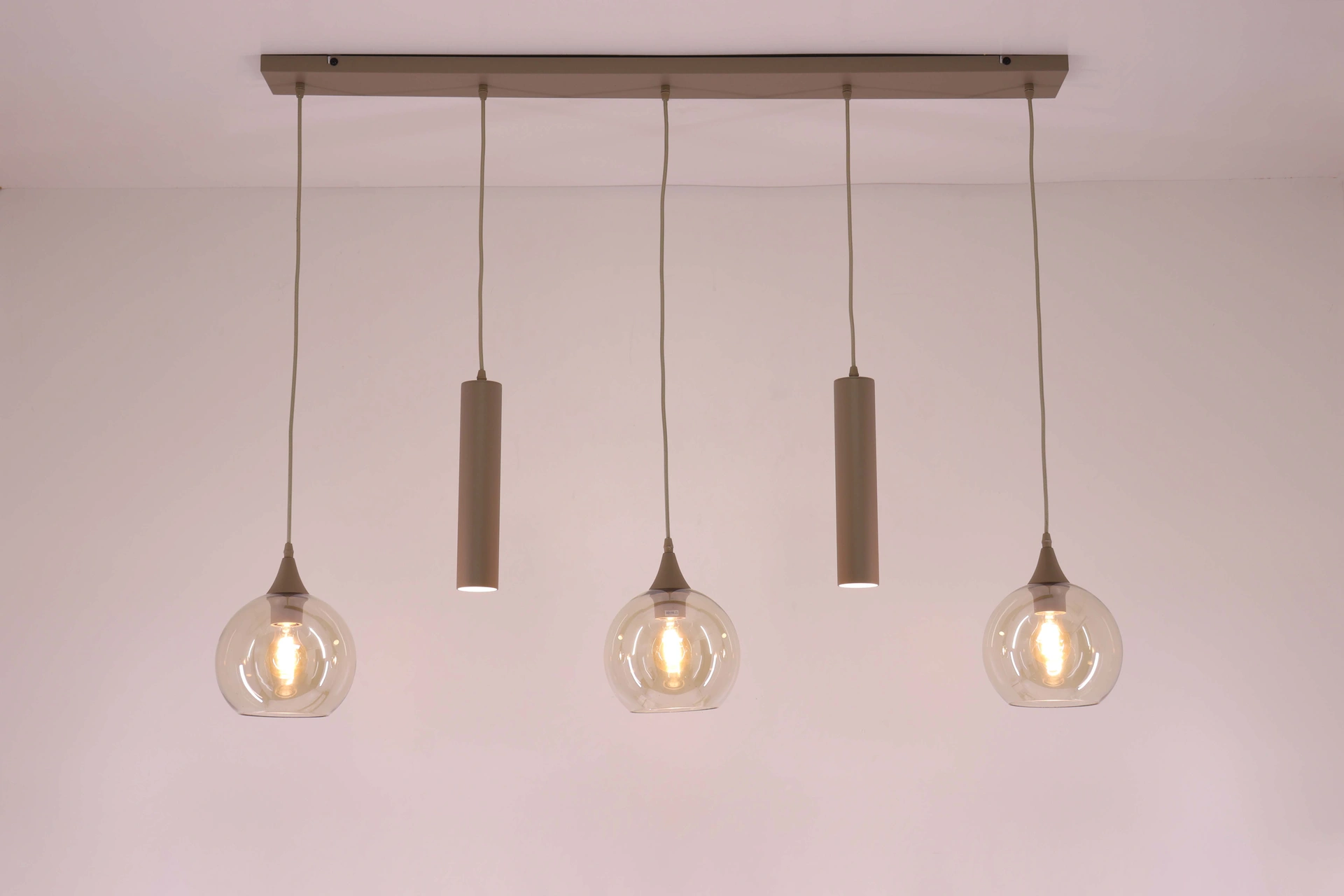 Moderne Zandkleurige Hanglamp met 3 Amber Glazen en 2 kokers