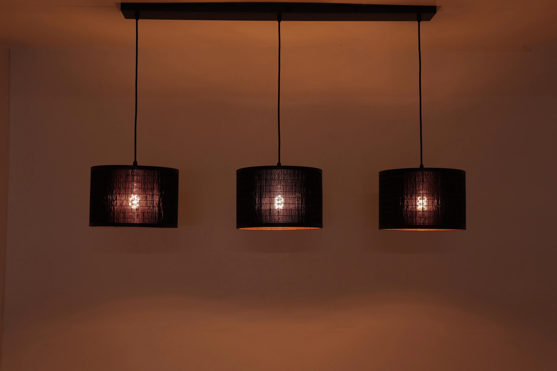 Hanglamp 3 lichts - Zwarte bamboe kappen - Breedte 130cm 46143