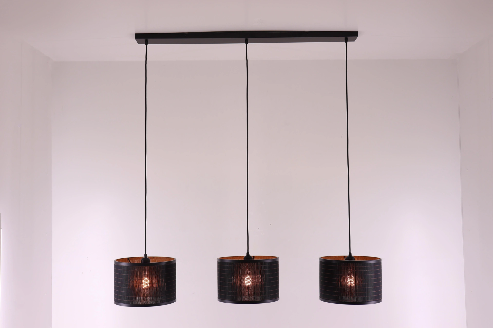 Hanglamp 3 lichts - Zwarte bamboe kappen - Breedte 130cm 46143